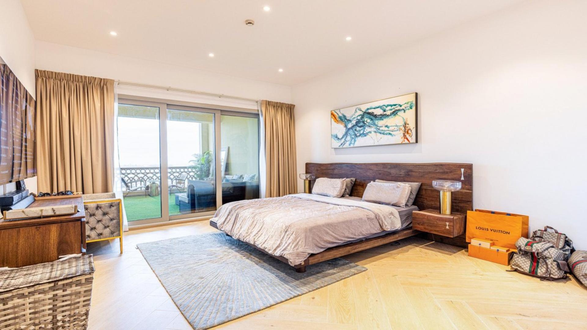 Luxuriously renovated kitchen in high-floor 2-bedroom apartment, Palm Jumeirah Marina Residences