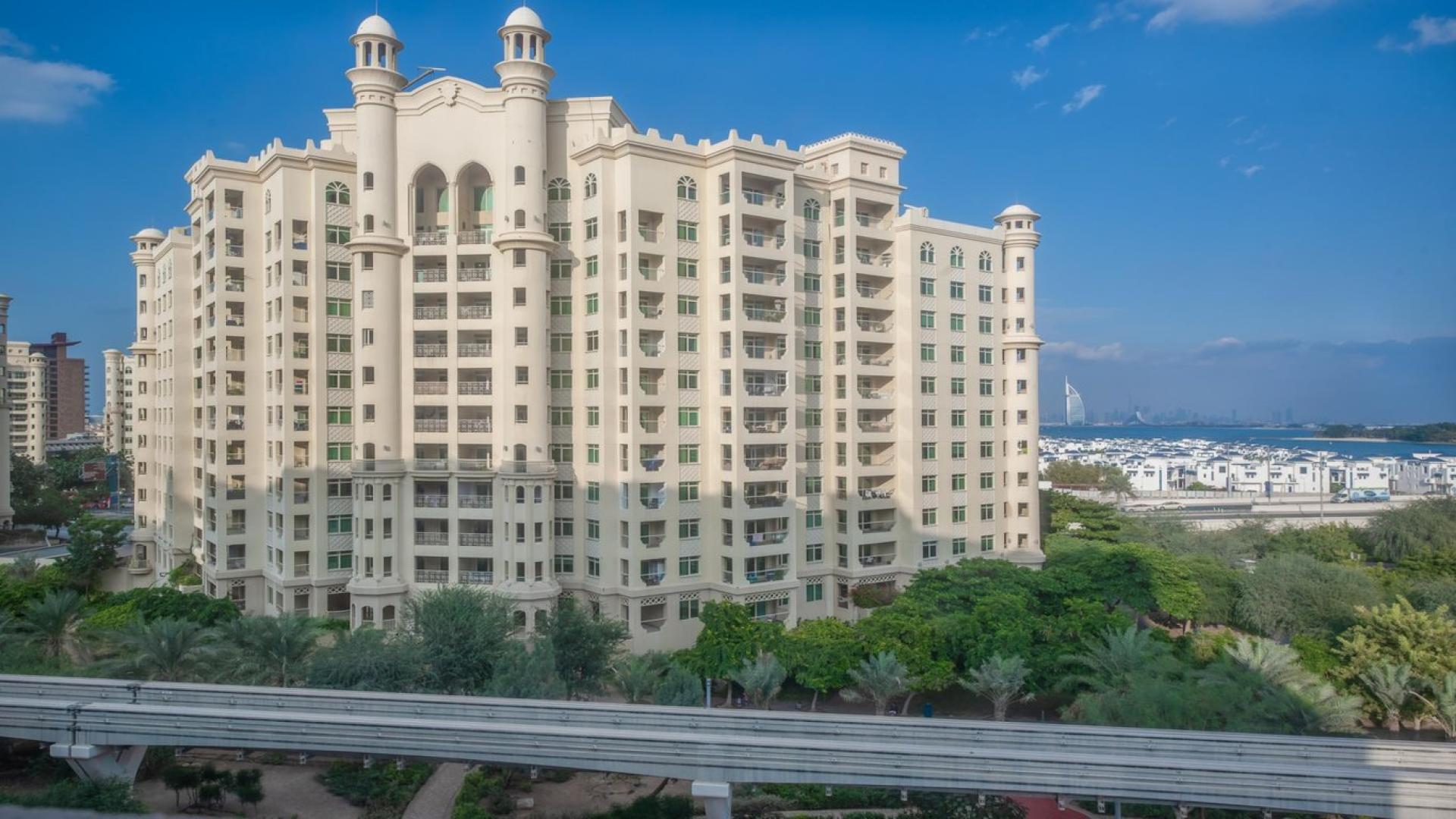 Covered balcony view from 2-bedroom apartment in Golden Mile, Palm Jumeirah, overlooking park