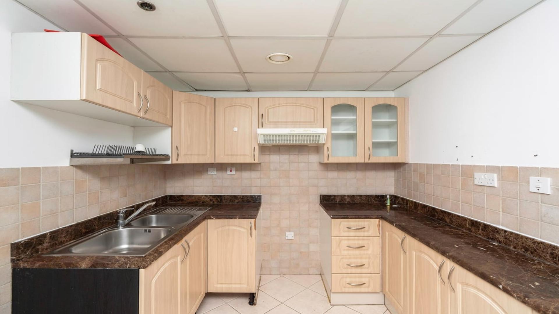 Spacious living area in chiller-free 2-bedroom apartment, La Riviera, Dubai Marina