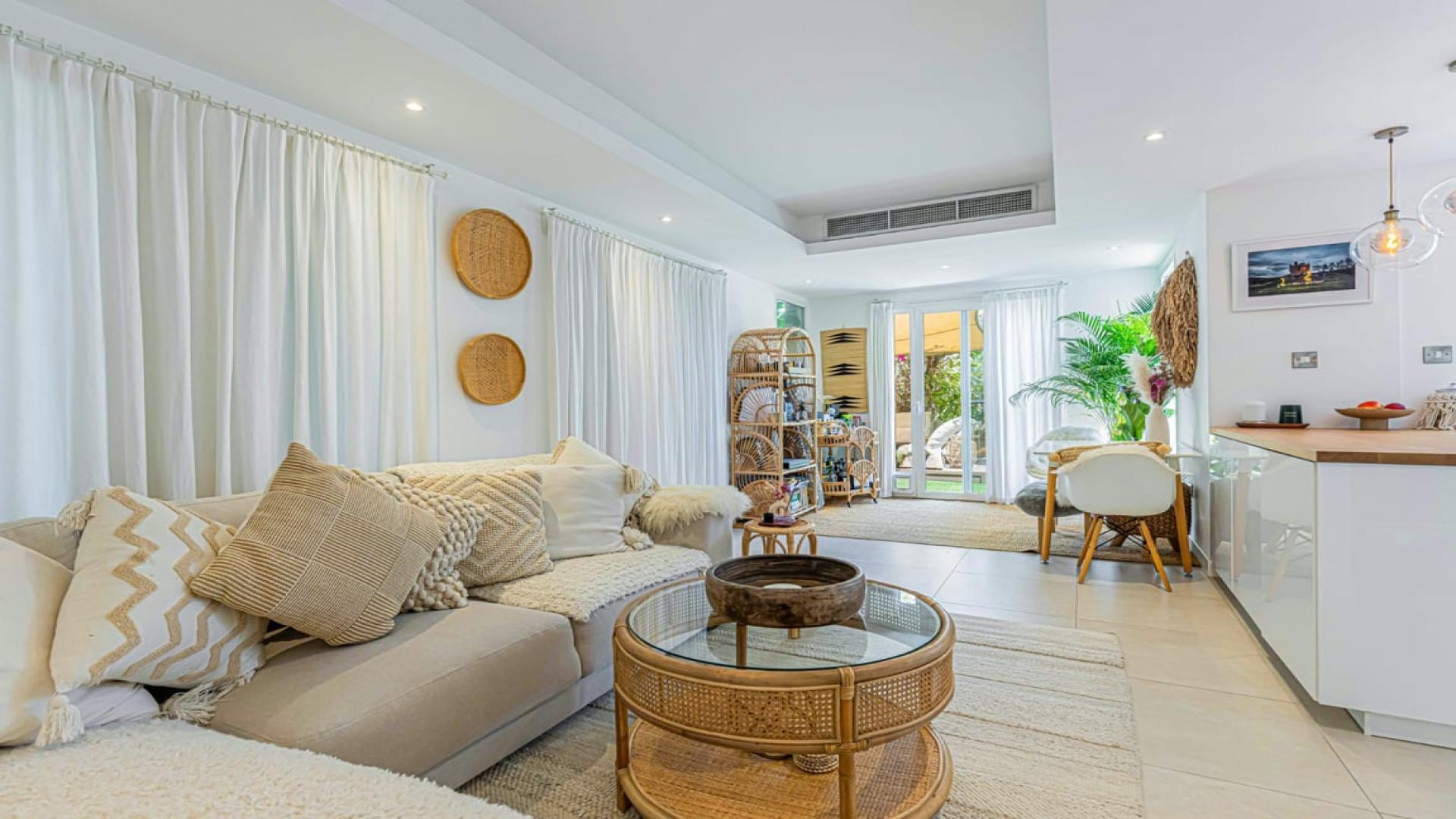 Outdoor patio with dining area in fully upgraded villa, Springs 11, The Springs