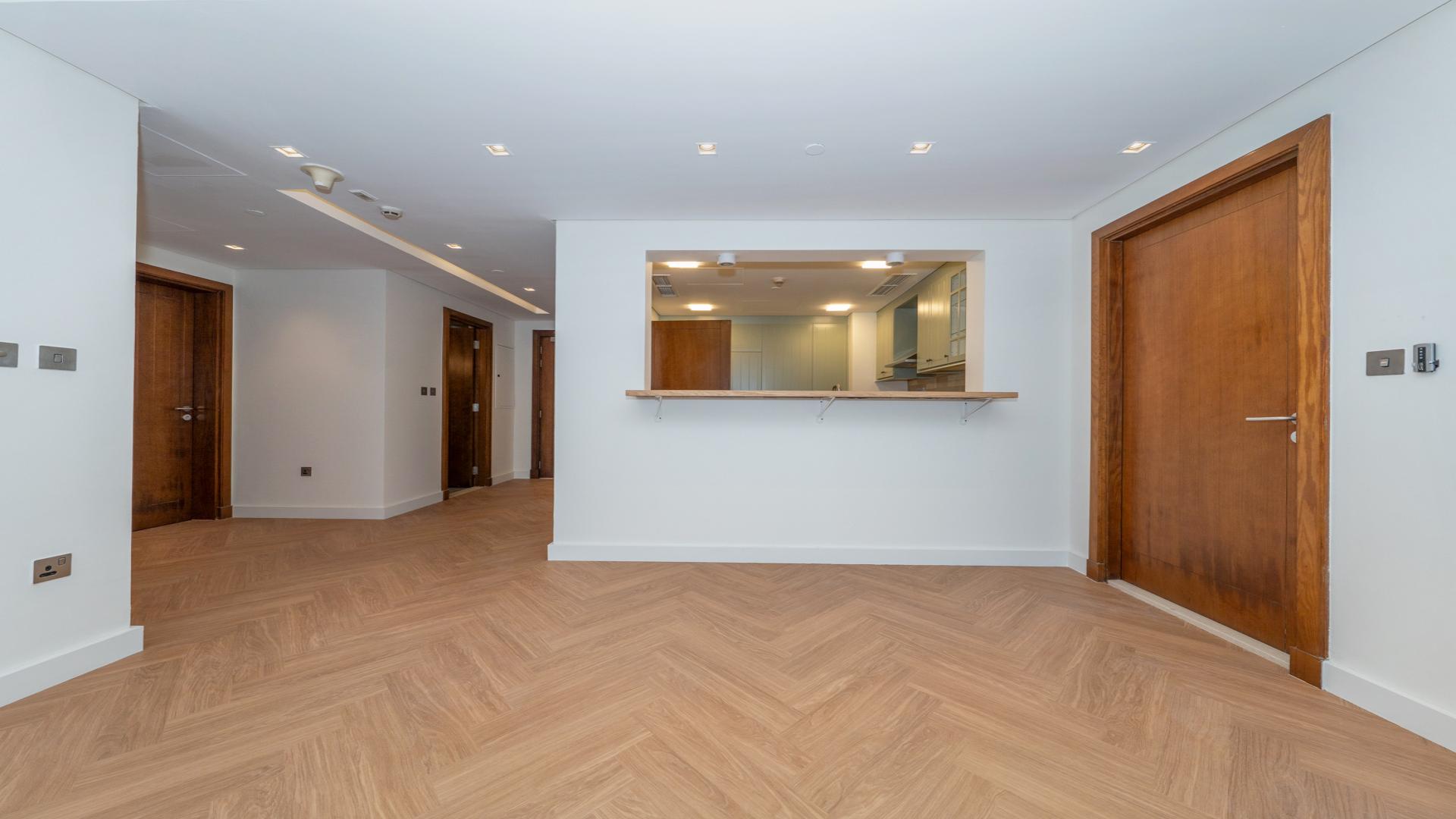 High floor vacant apartment interior with wooden floors in Marina Residence 4, Palm Jumeirah