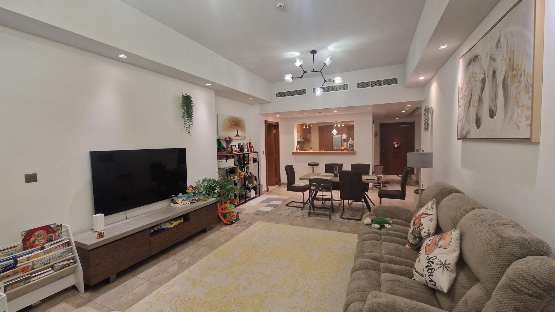 Two-bedroom apartment living room in Marina Residences 6, Palm Jumeirah for rent
