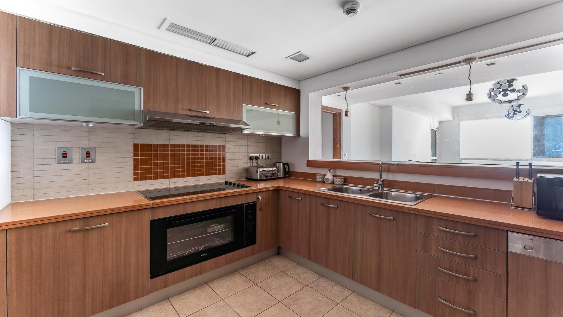 Empty living room in Marina Residences 6 apartment, Palm Jumeirah, available for rent