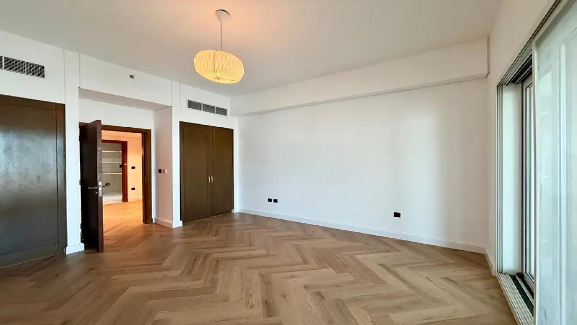 Modern open-plan kitchen and living area in Bayshore Creek Beach apartment for rent