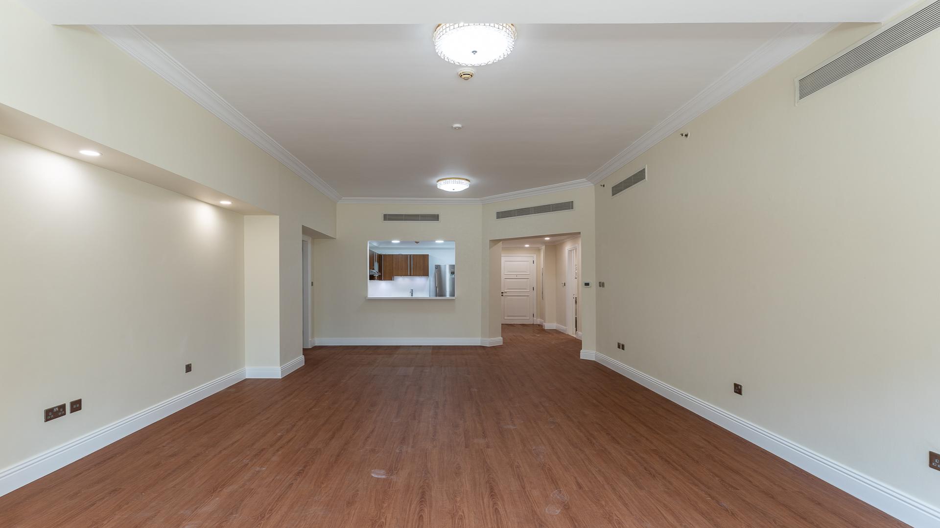 Spacious living area in Golden Mile 4 apartment, Palm Jumeirah, for rent