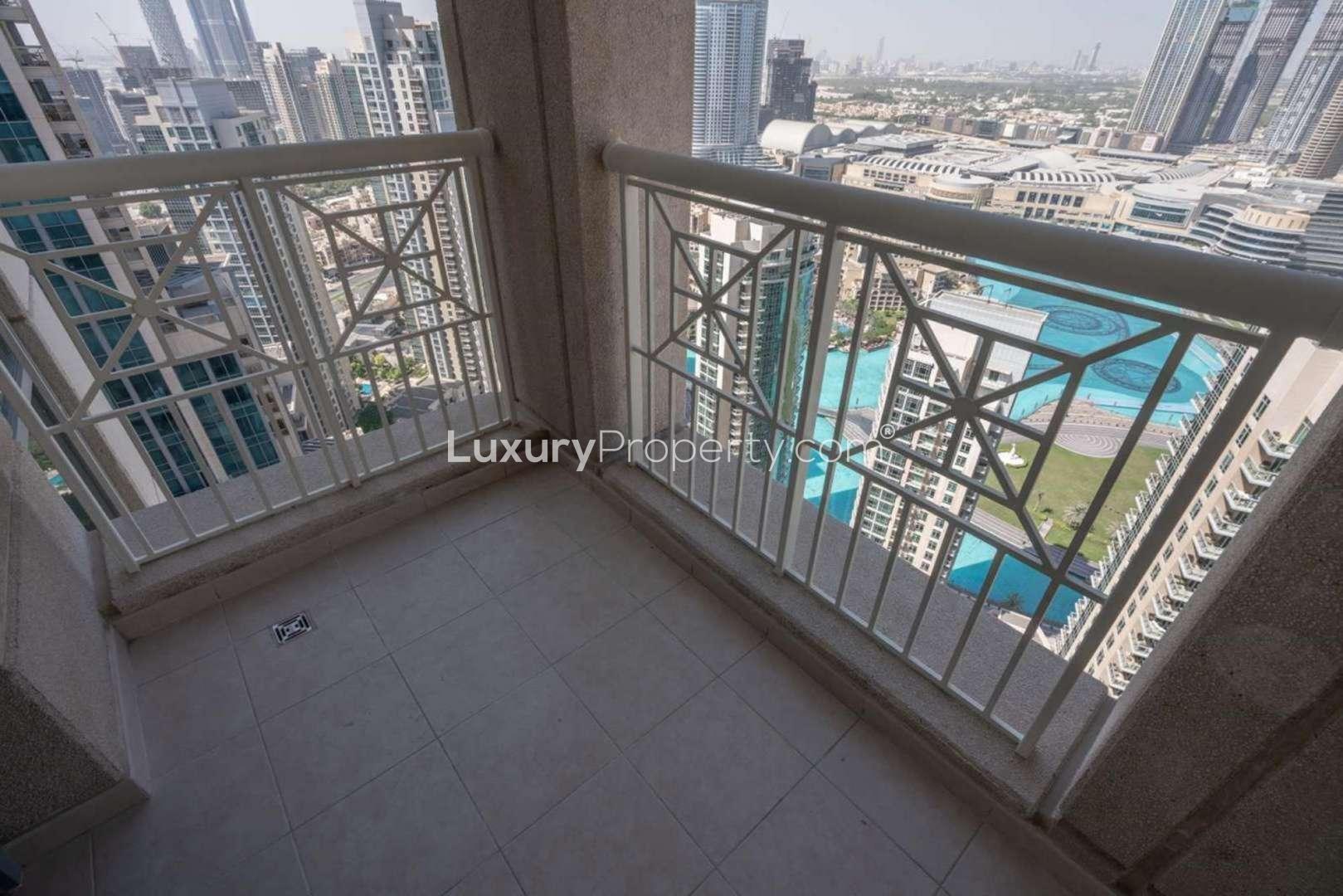 Bright living room with large windows in Downtown Dubai apartment for rent, Boulevard Crescent