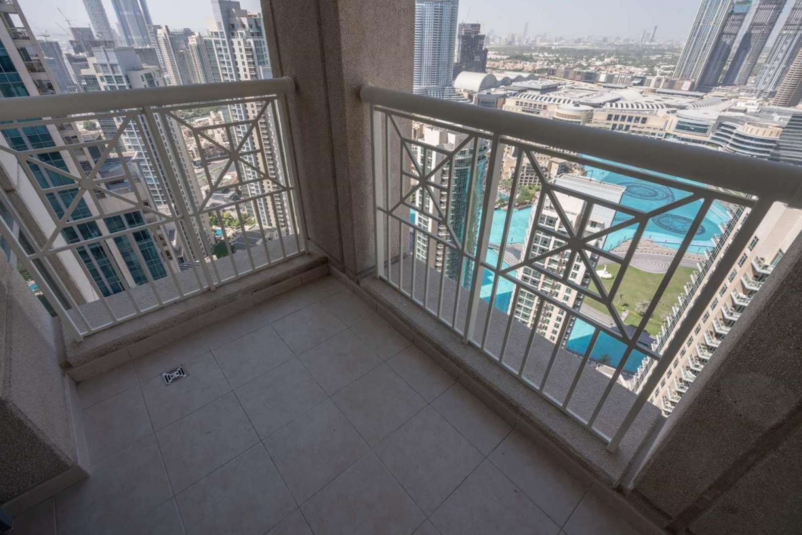 Bright living room with large windows in Downtown Dubai apartment for rent, Boulevard Crescent