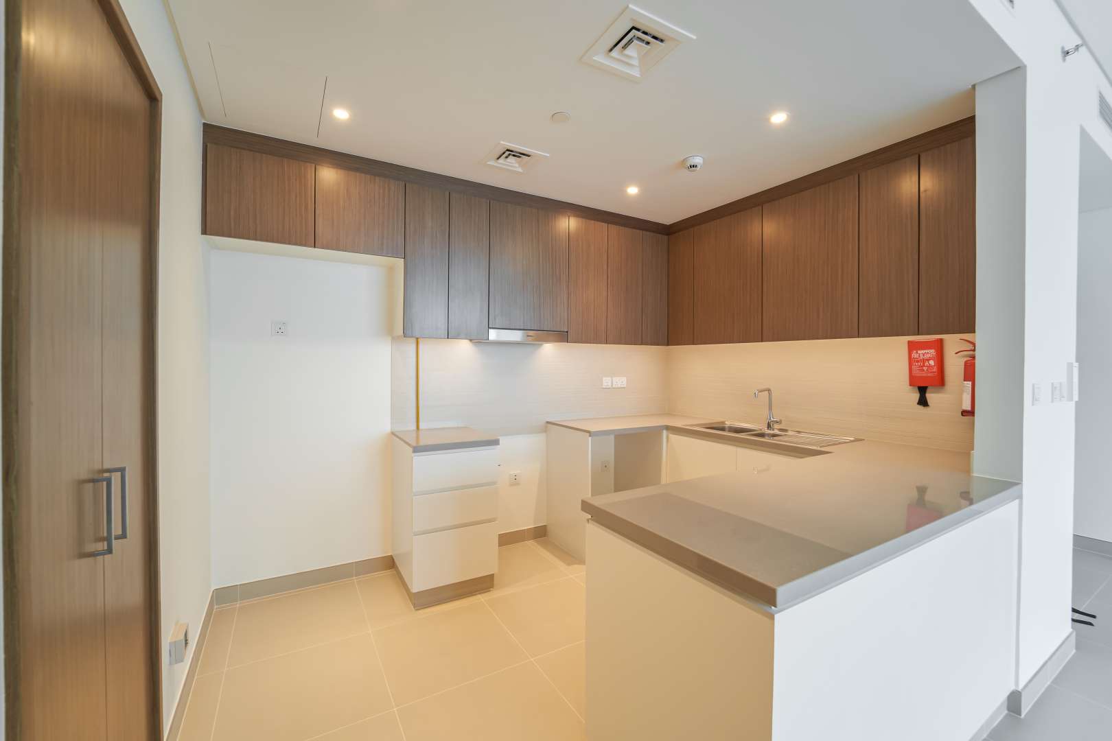 Brand new high-floor apartment with sea view windows in Dubai Marina's 5242 community