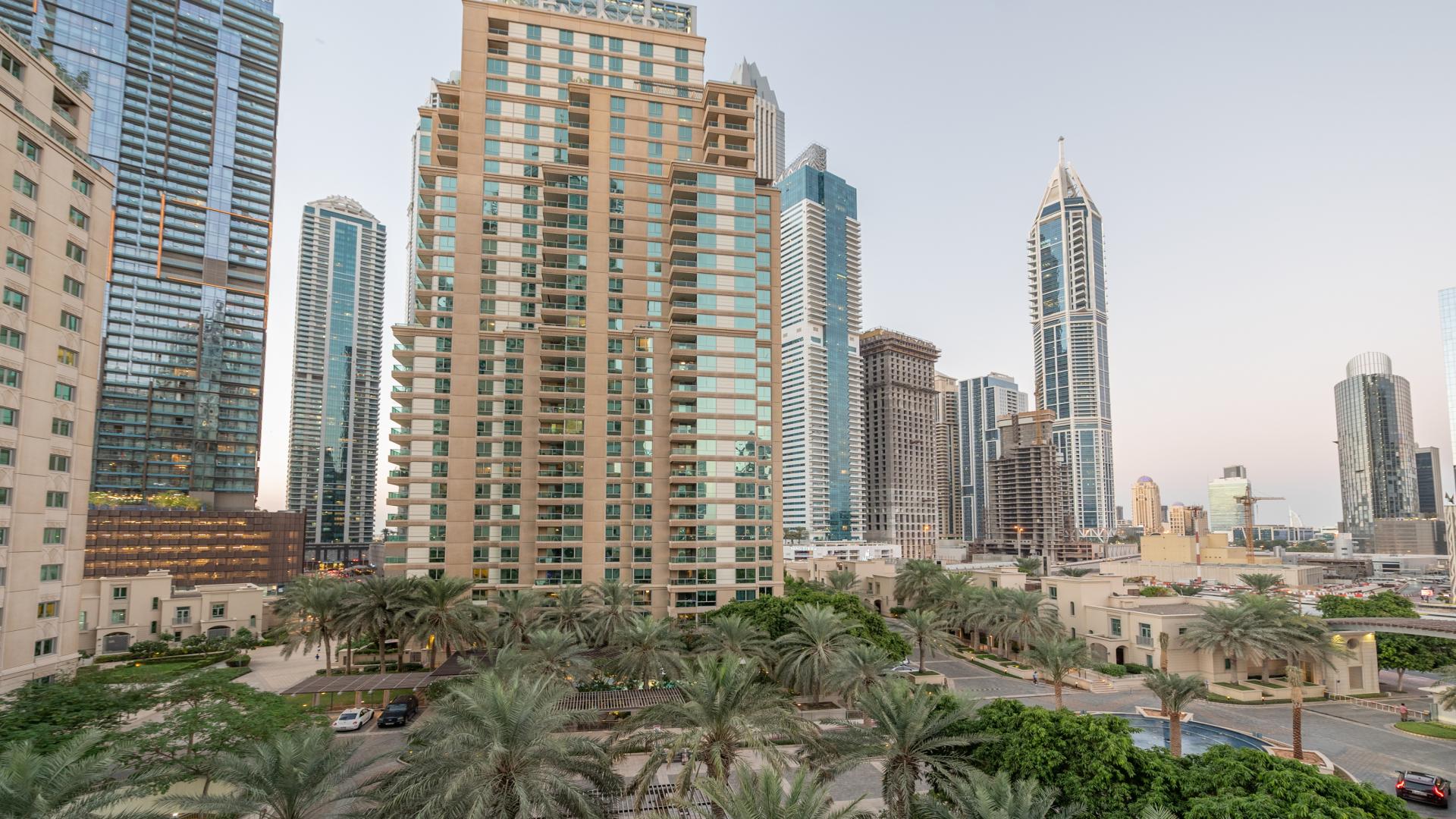 Spacious living area in two-bedroom apartment, Al Murjan, Dubai Marina, Emaar 6 Towers