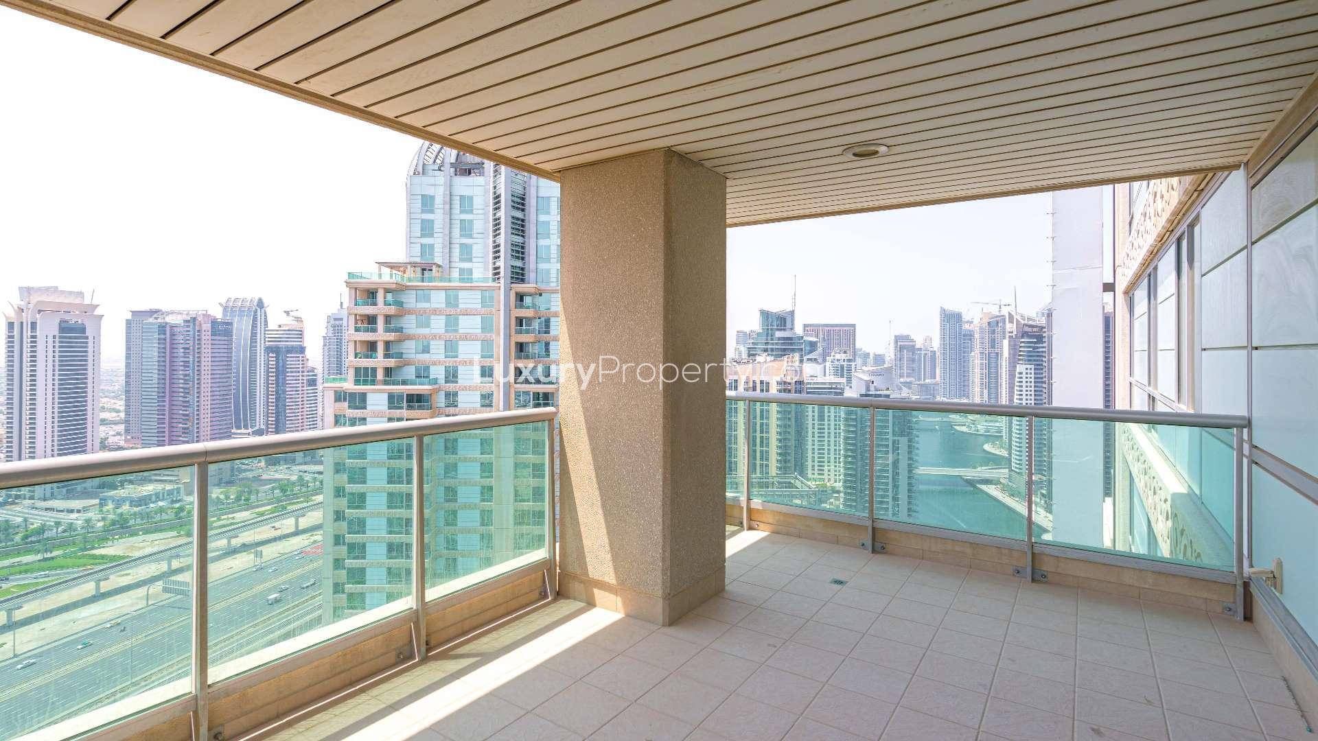 Modern kitchen with granite countertops in Murjan Towers apartment, Dubai Marina, for rent