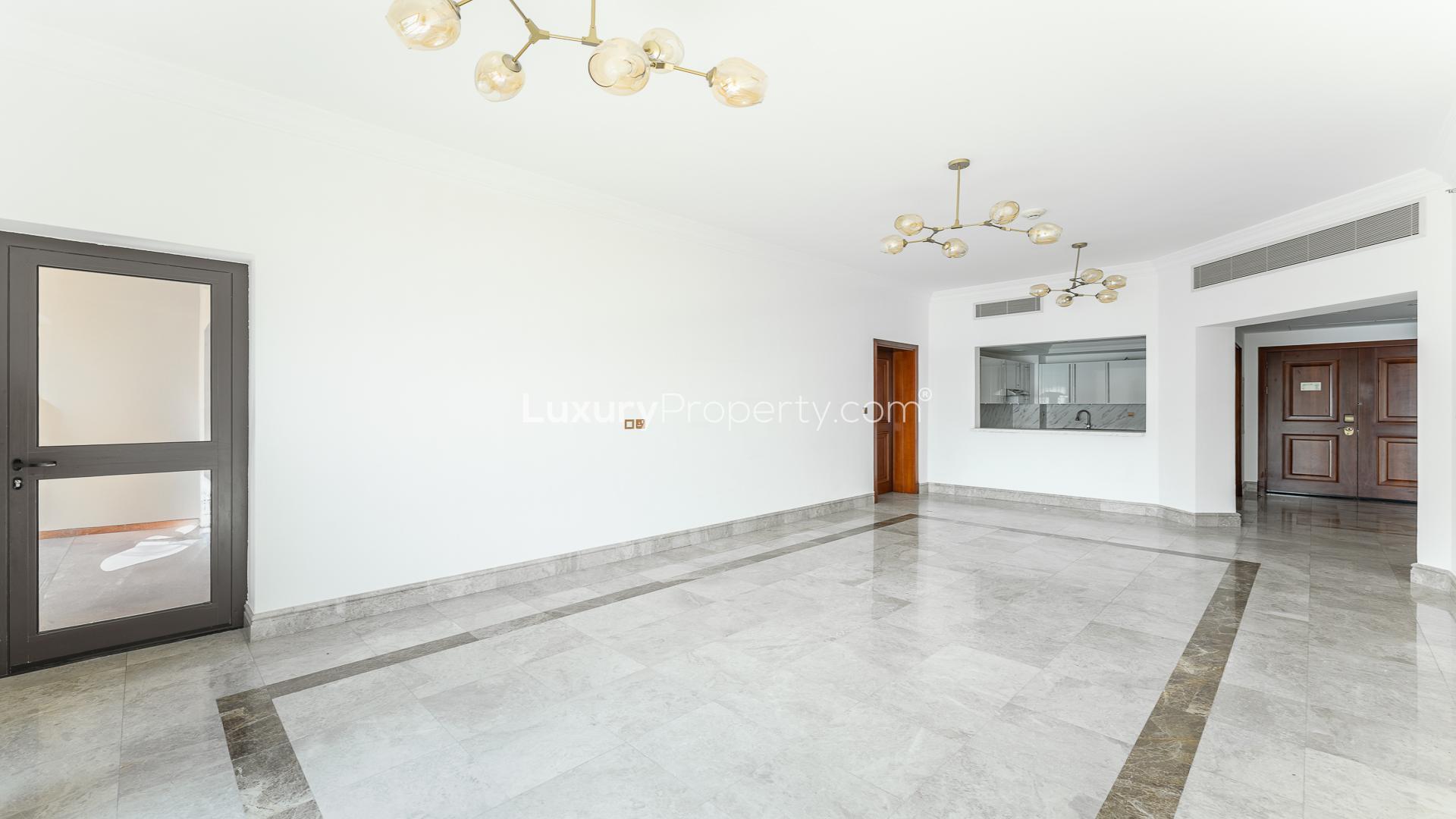 Spacious living room with marble flooring in Fairmont North, Palm Jumeirah apartment for rent