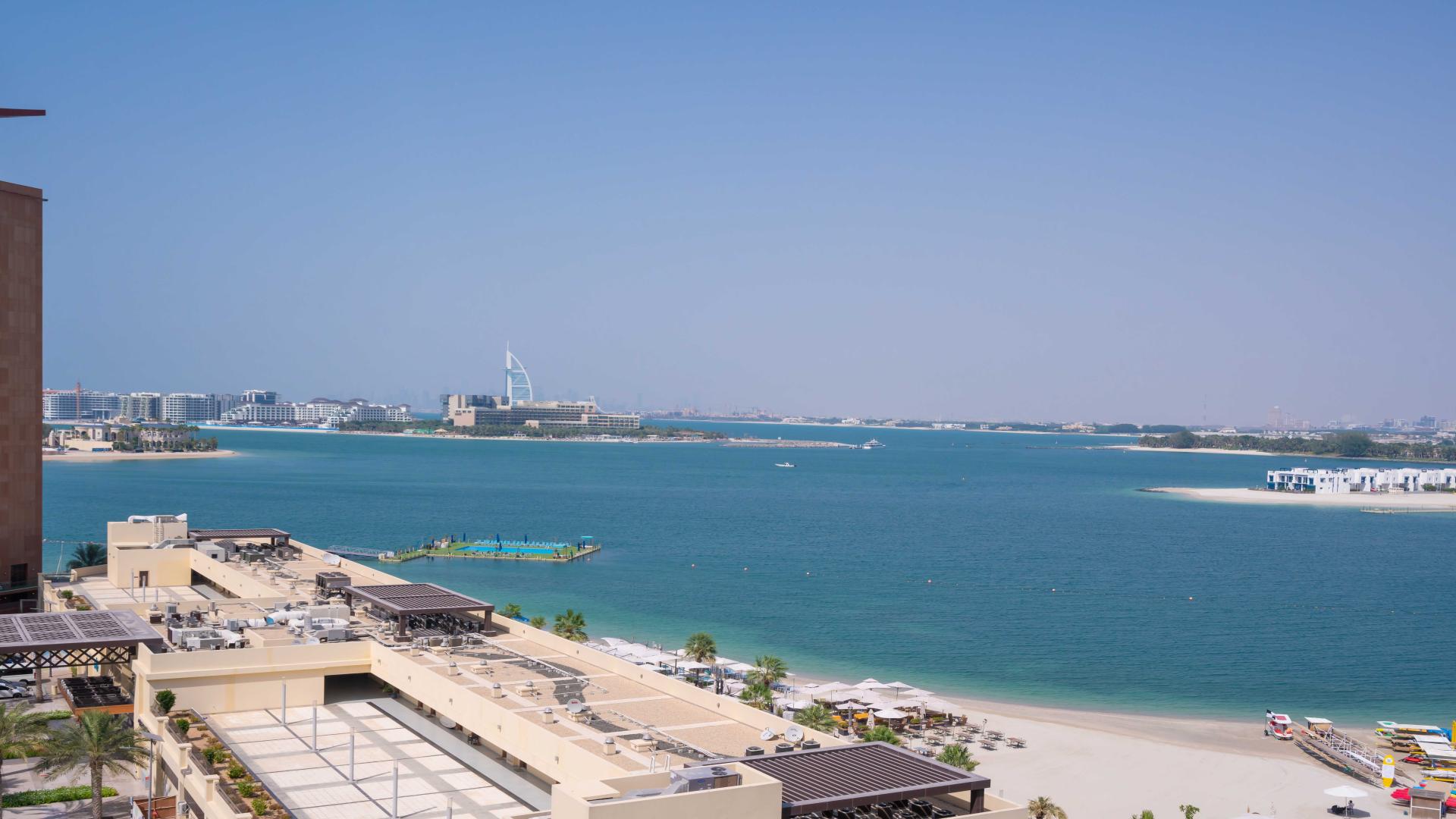 Beachfront 2-bedroom apartment living room in Shoreline, Palm Jumeirah, modern interior design