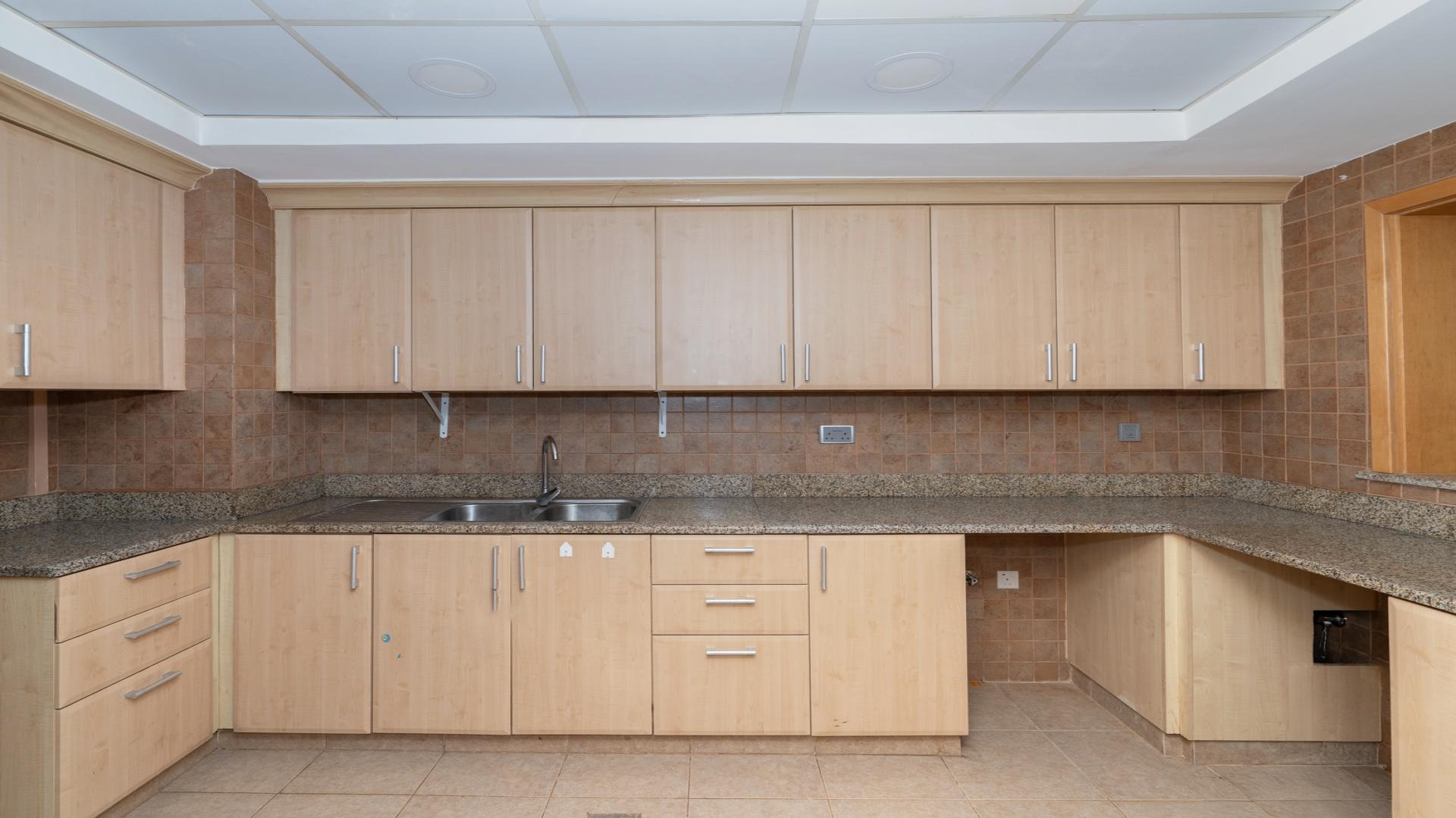 Spacious living area in Al Tamr Apartment, Palm Jumeirah, with modern lighting and tiled floors