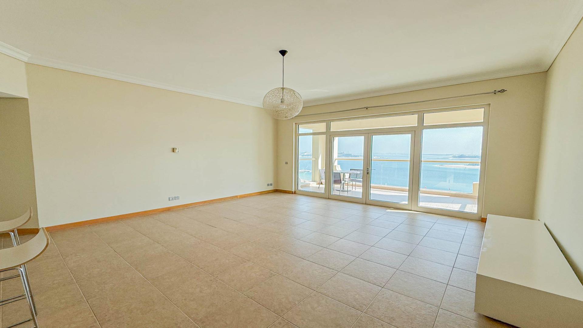 Unfurnished apartment with sea view and balcony in Shoreline Apartments, Palm Jumeirah