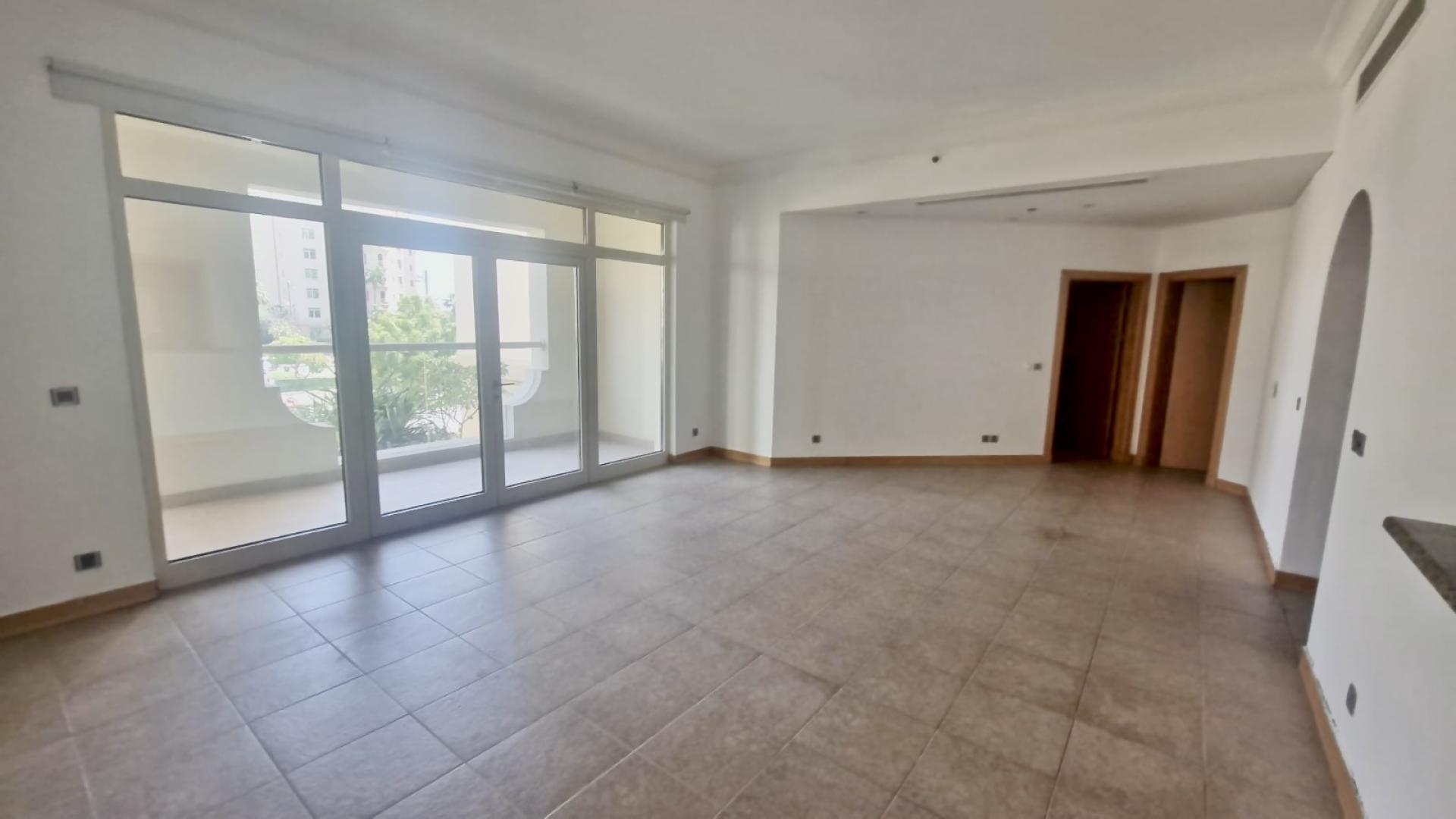 Spacious living area in 2-bedroom apartment, Shoreline Apartments, Palm Jumeirah, for rent