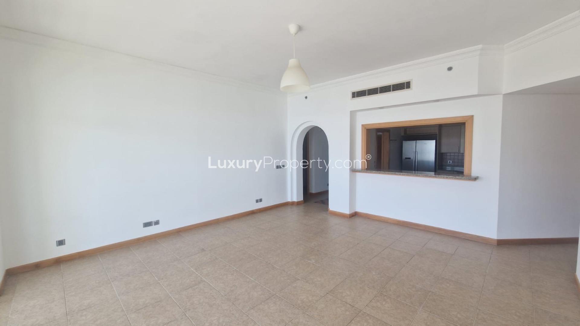 Spacious living area in Shoreline Apartments, Palm Jumeirah, with open kitchen layout for rent