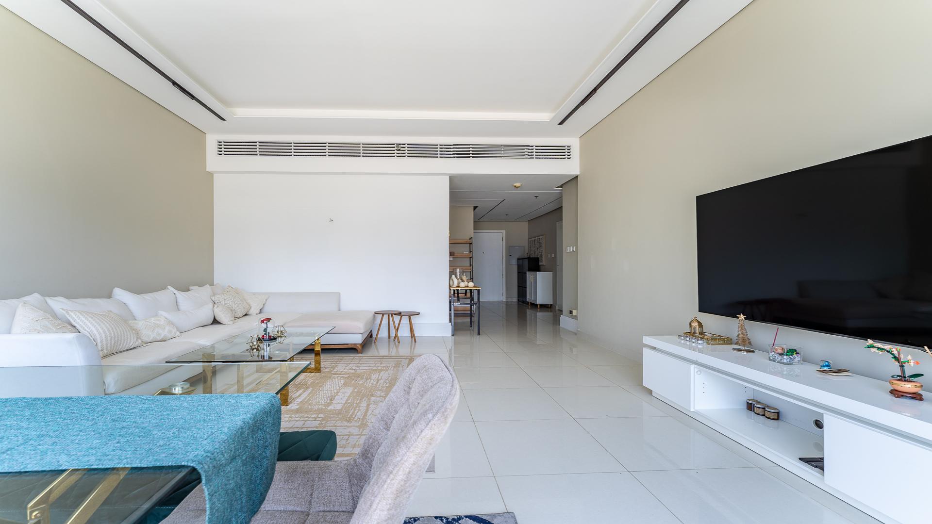 Luxurious living room in Business Bay apartment for rent, modern decor and ample seating