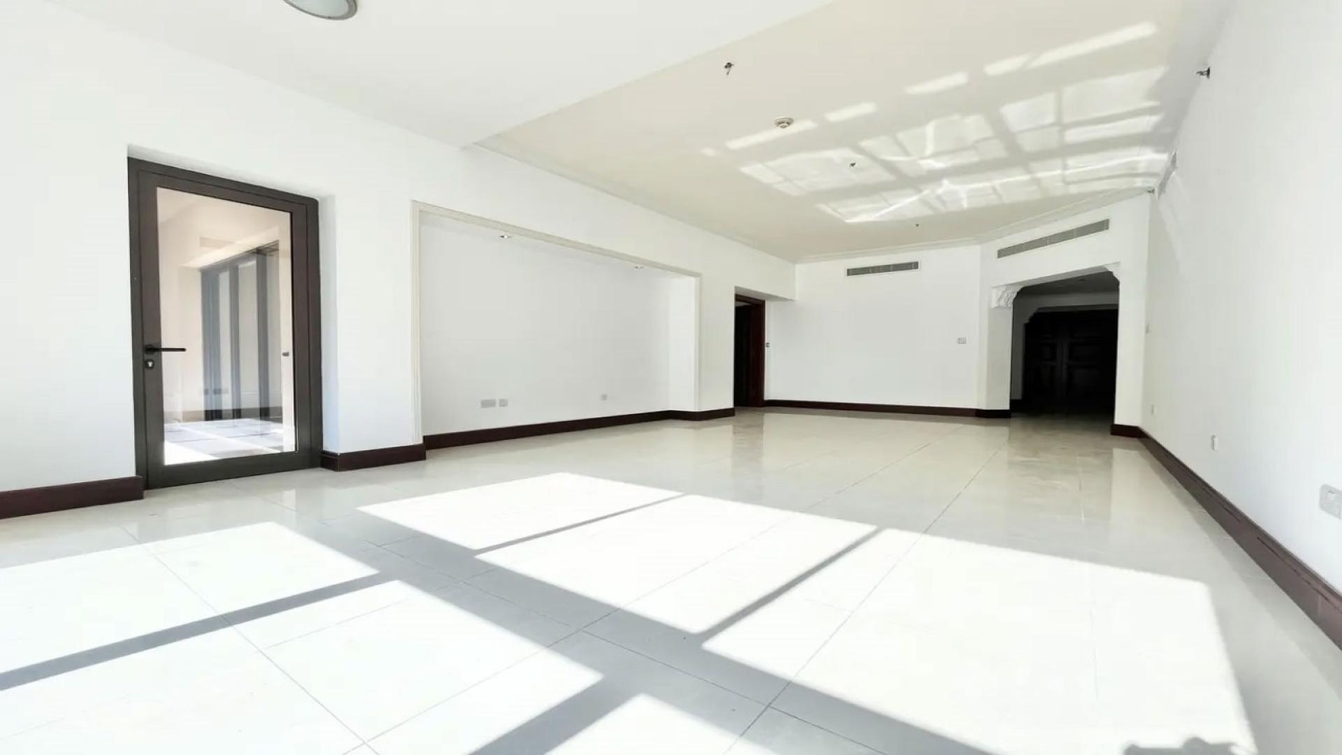 Spacious living area in 2-bedroom Golden Mile apartment, Palm Jumeirah for rent