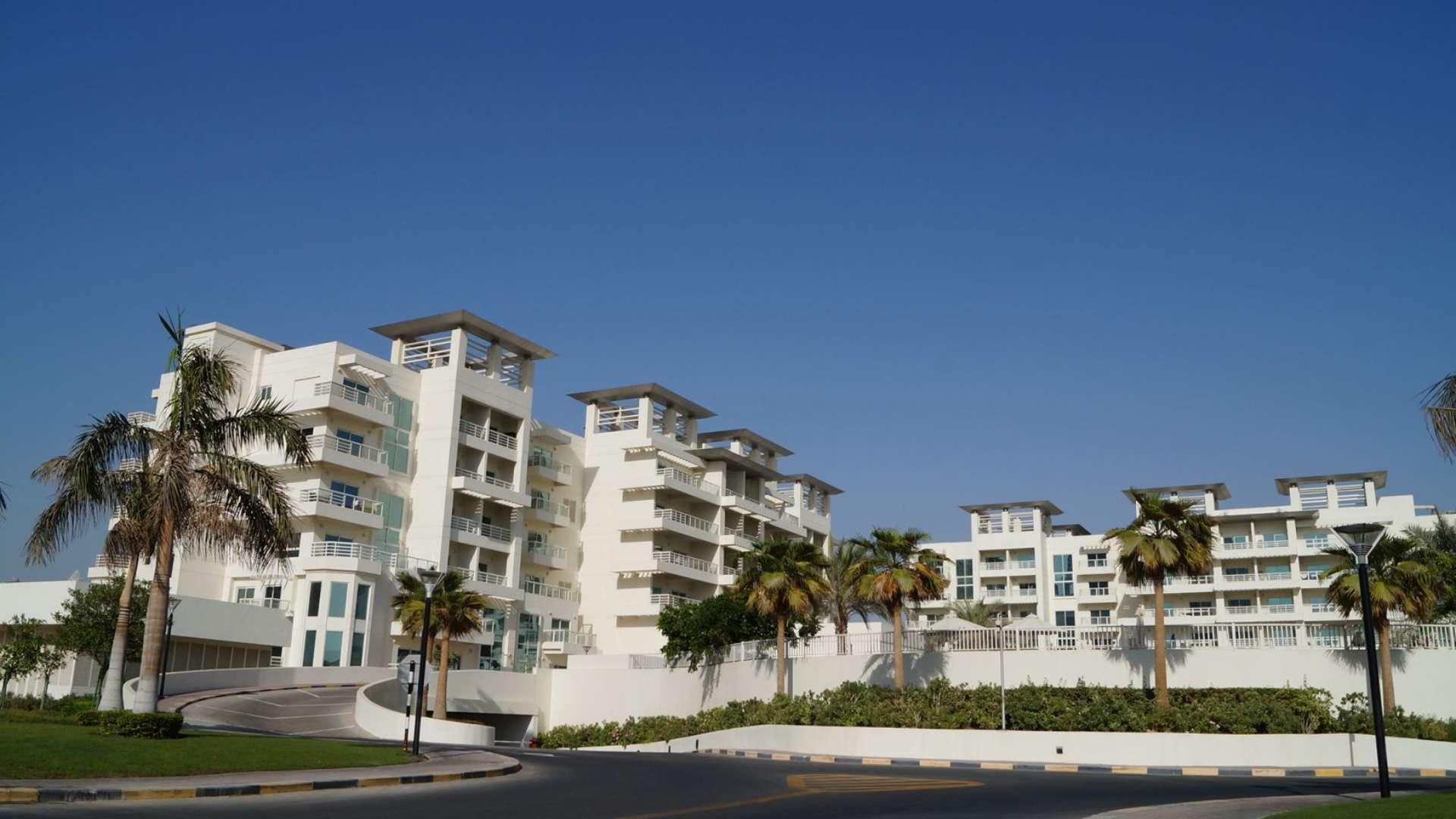 Modern unfurnished duplex interior with staircase in Jumeirah Heights, Cluster E apartment