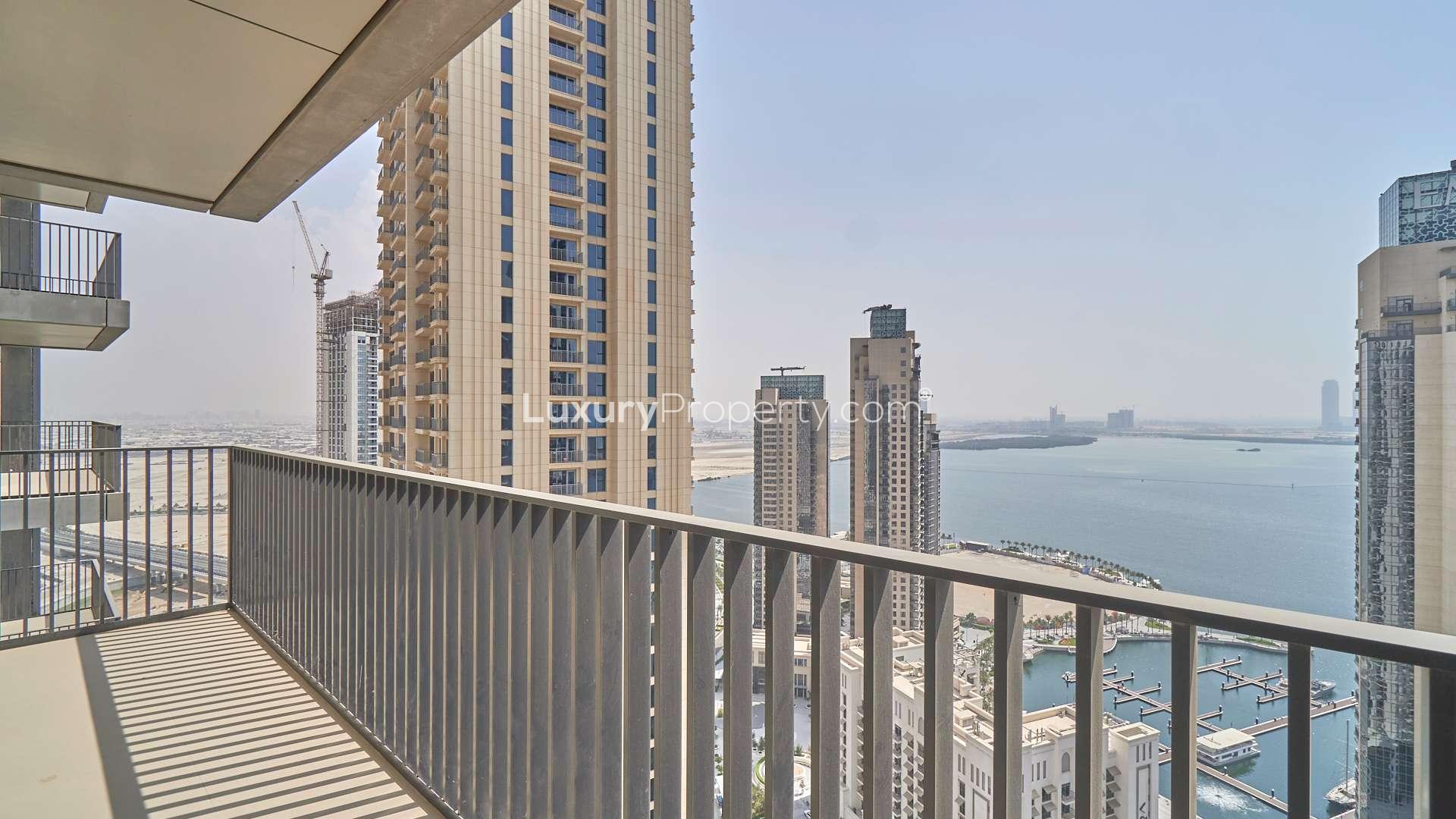 Modern kitchen in spacious 2-bedroom apartment, Creek Horizon, Dubai Creek Harbour for rent