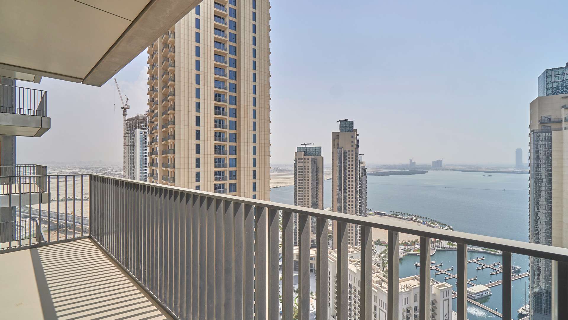 Modern kitchen in spacious 2-bedroom apartment, Creek Horizon, Dubai Creek Harbour for rent