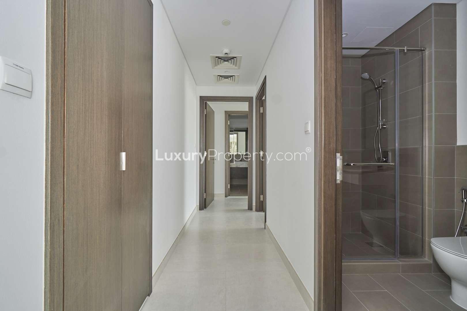Modern kitchen in 2-bed apartment, Creekside 18, Dubai Creek Harbour, for rent