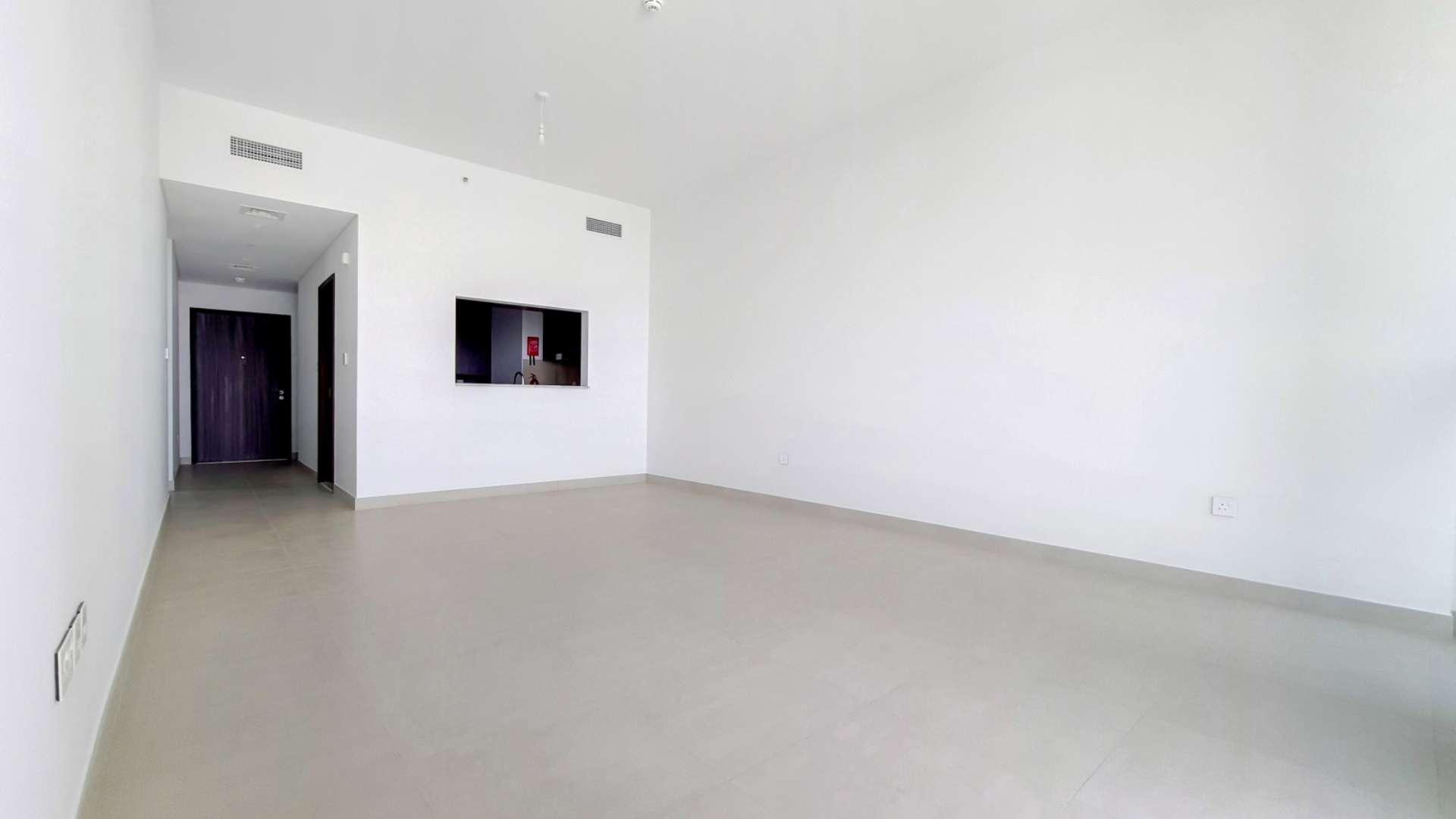 "Spacious balcony with stunning city views, Downtown Dubai apartment for rent, LP13343.",Bright, spacious living area in Downtown Dubai apartment for rent, LP13343