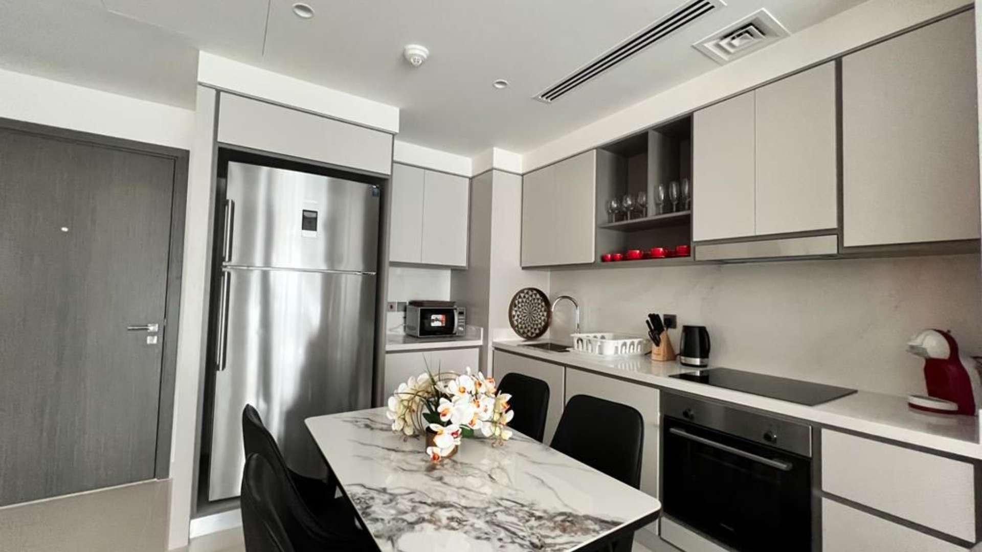 Modern kitchen in fully furnished 2-bedroom apartment, Emaar Beachfront, Dubai Harbour, for rent