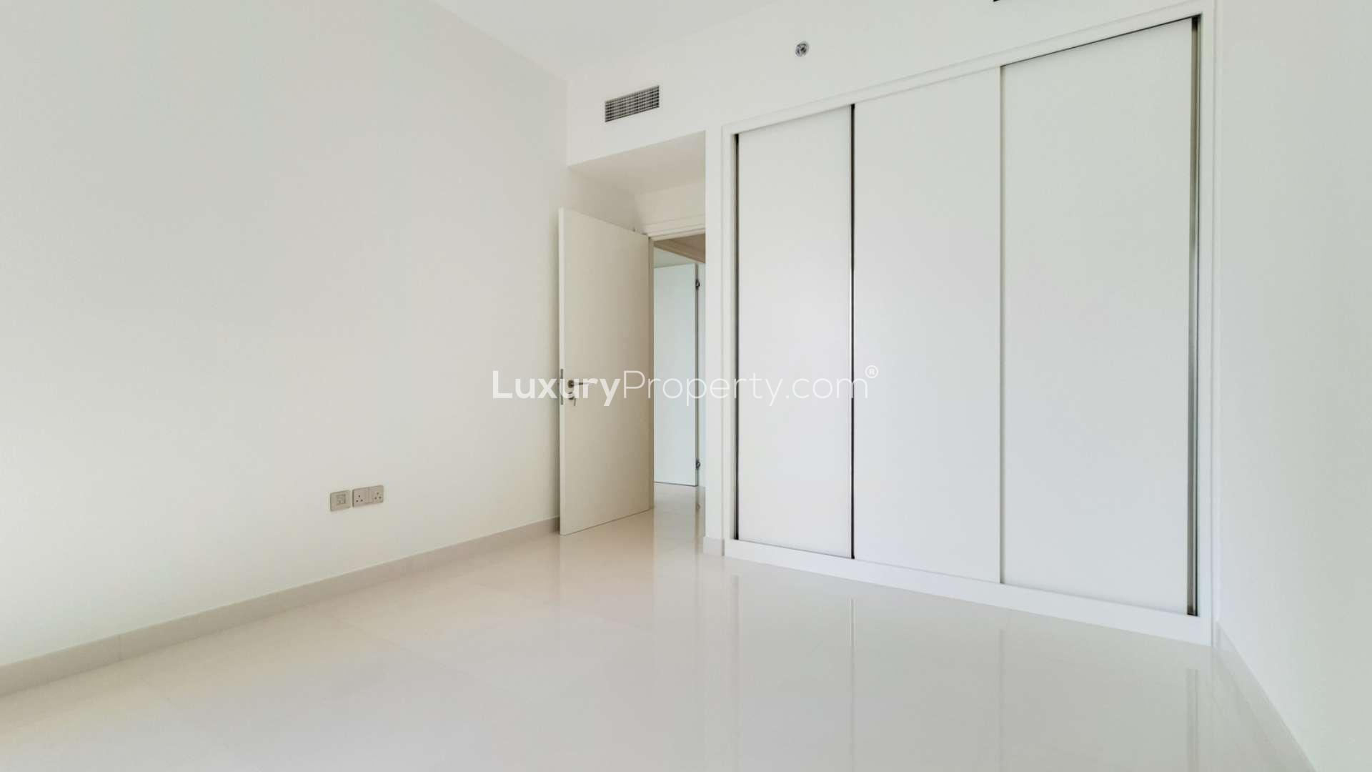 Modern kitchen in luxurious apartment for rent, Emaar Beachfront, Dubai Harbour