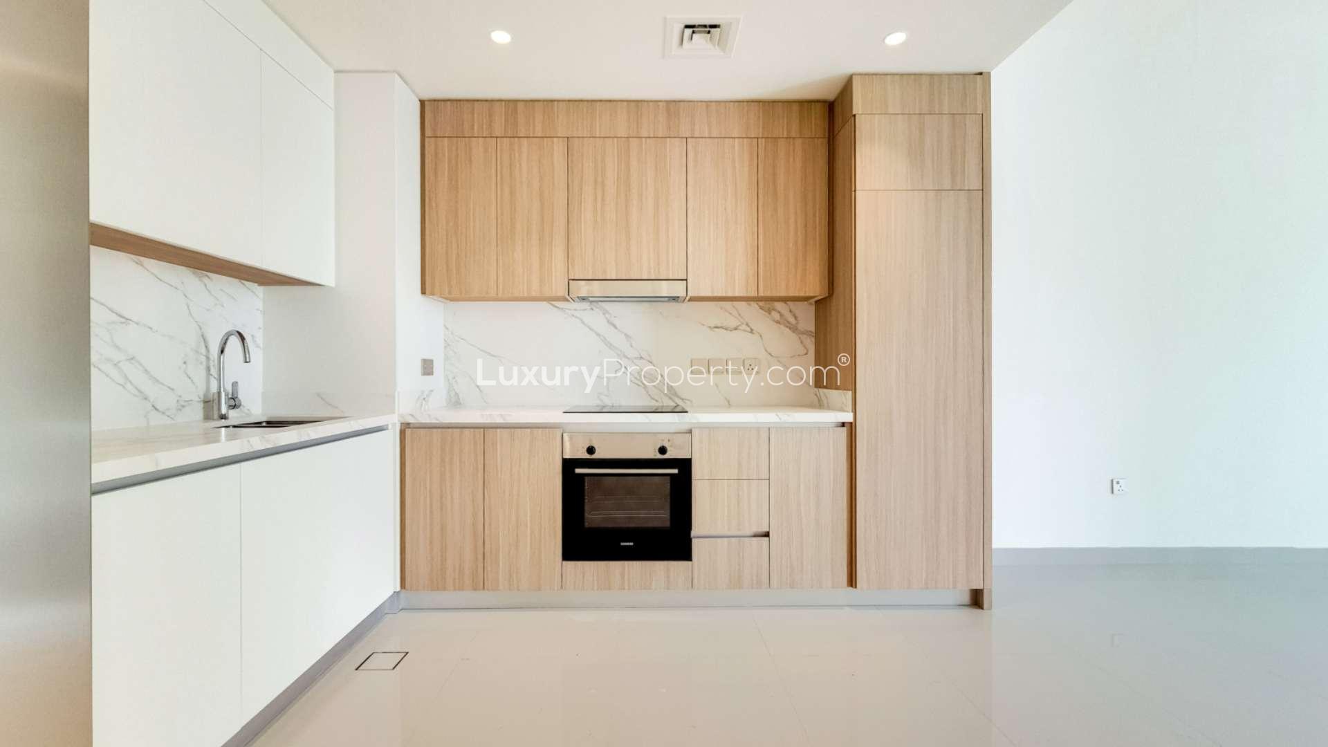 Modern kitchen in 5-bedroom apartment, Beach Vista, Emaar Beachfront, Dubai Harbour
