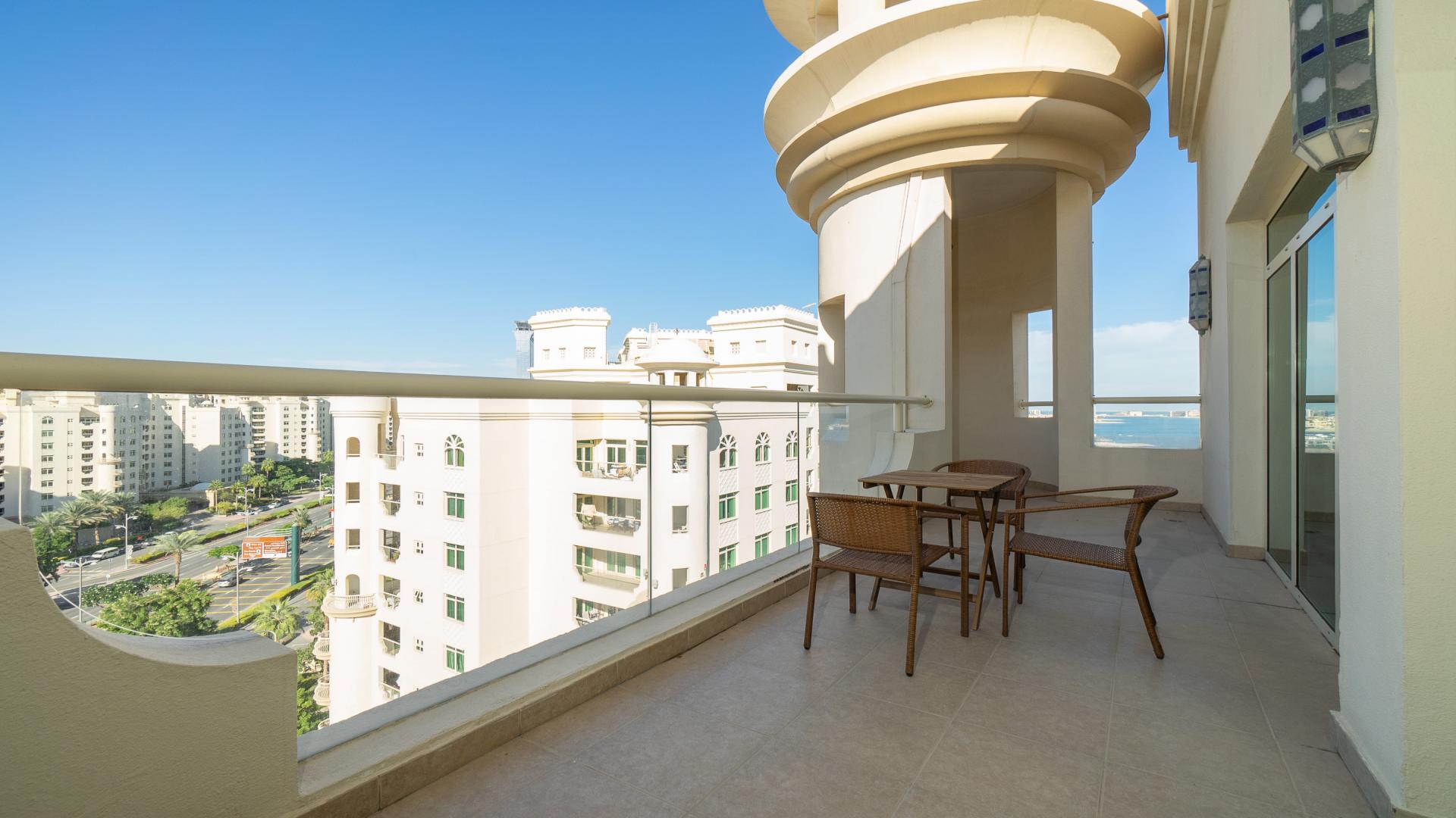 Palm Jumeirah Shoreline Apartment with stunning sea and beach views for rent