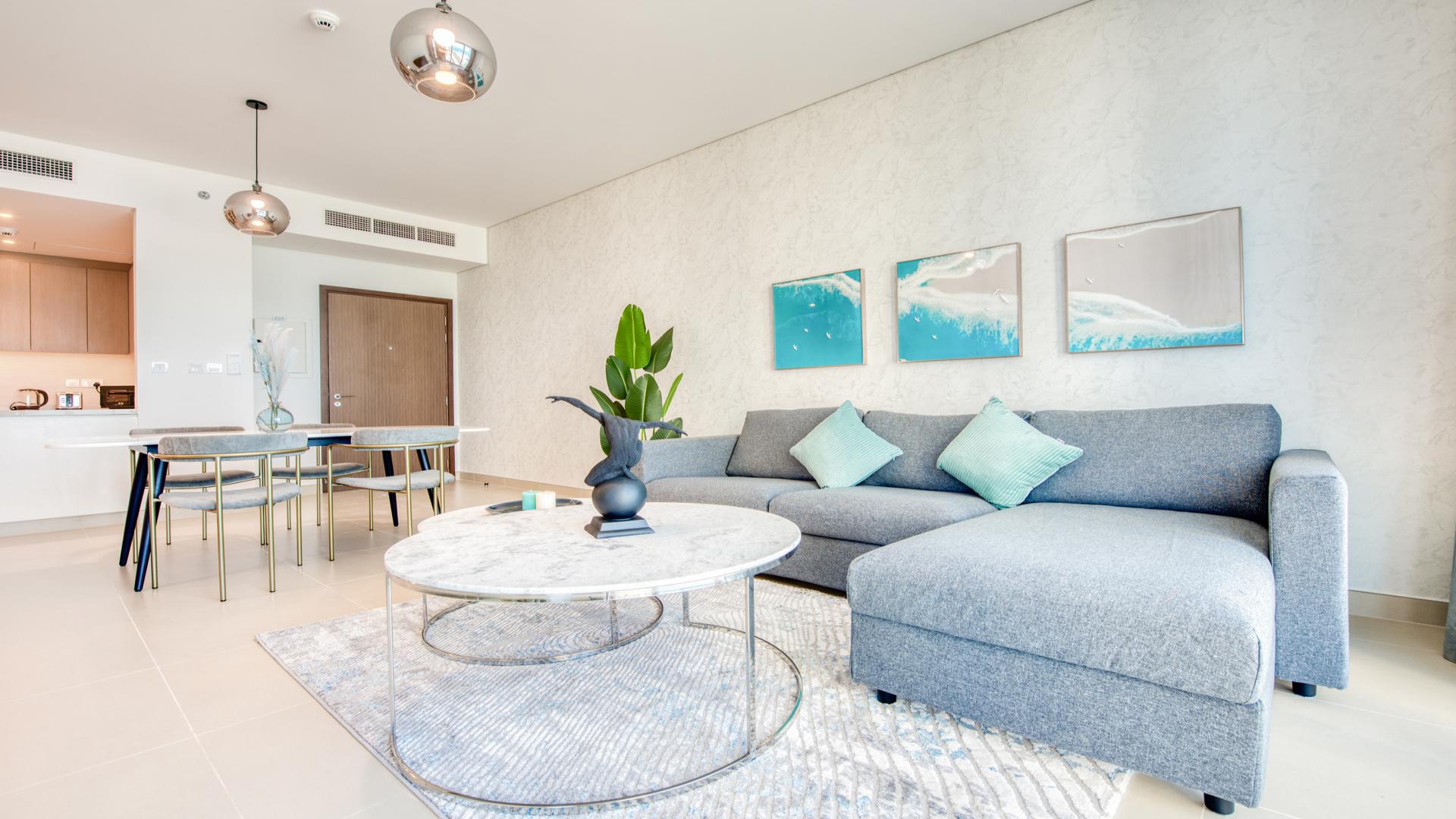 Furnished living room with sea view in 2-bedroom Dubai Marina apartment for rent