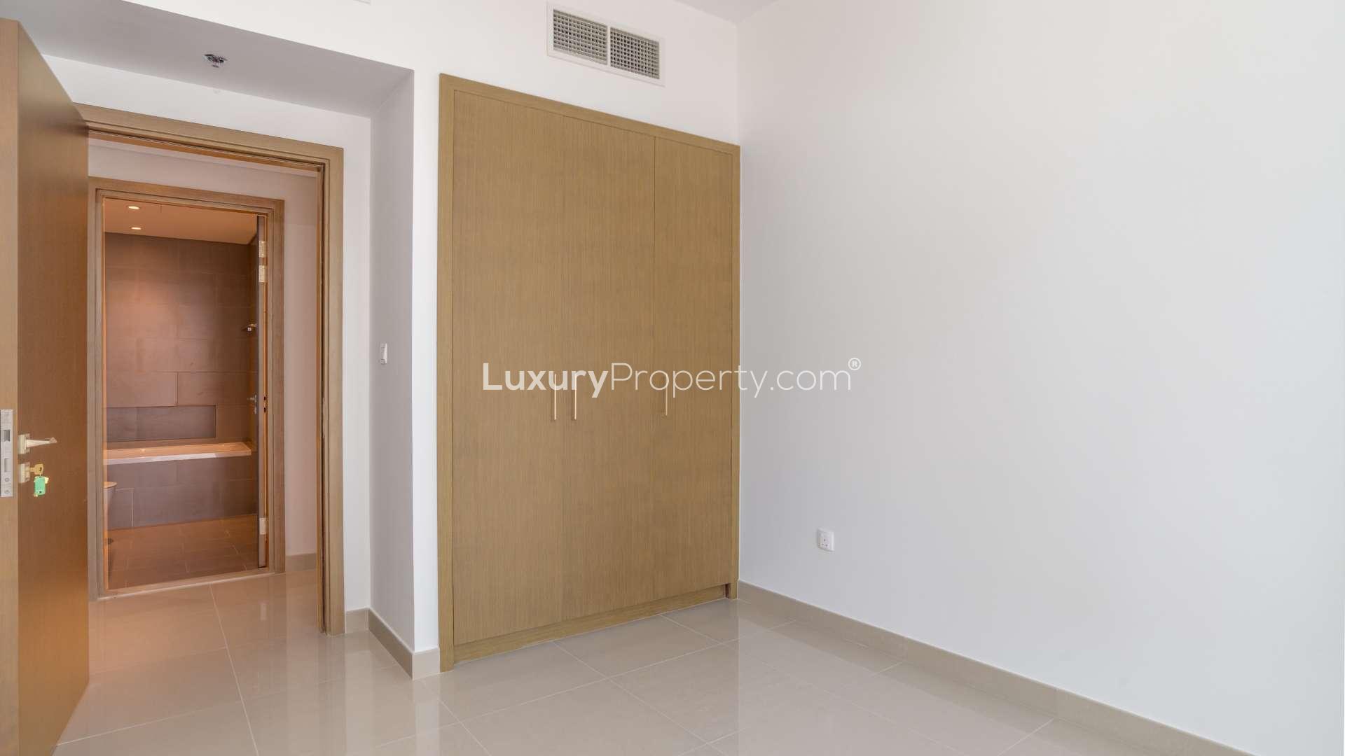 Modern bathroom in 2-bed apartment at Harbour Views, Dubai Creek Harbour, with dual sinks