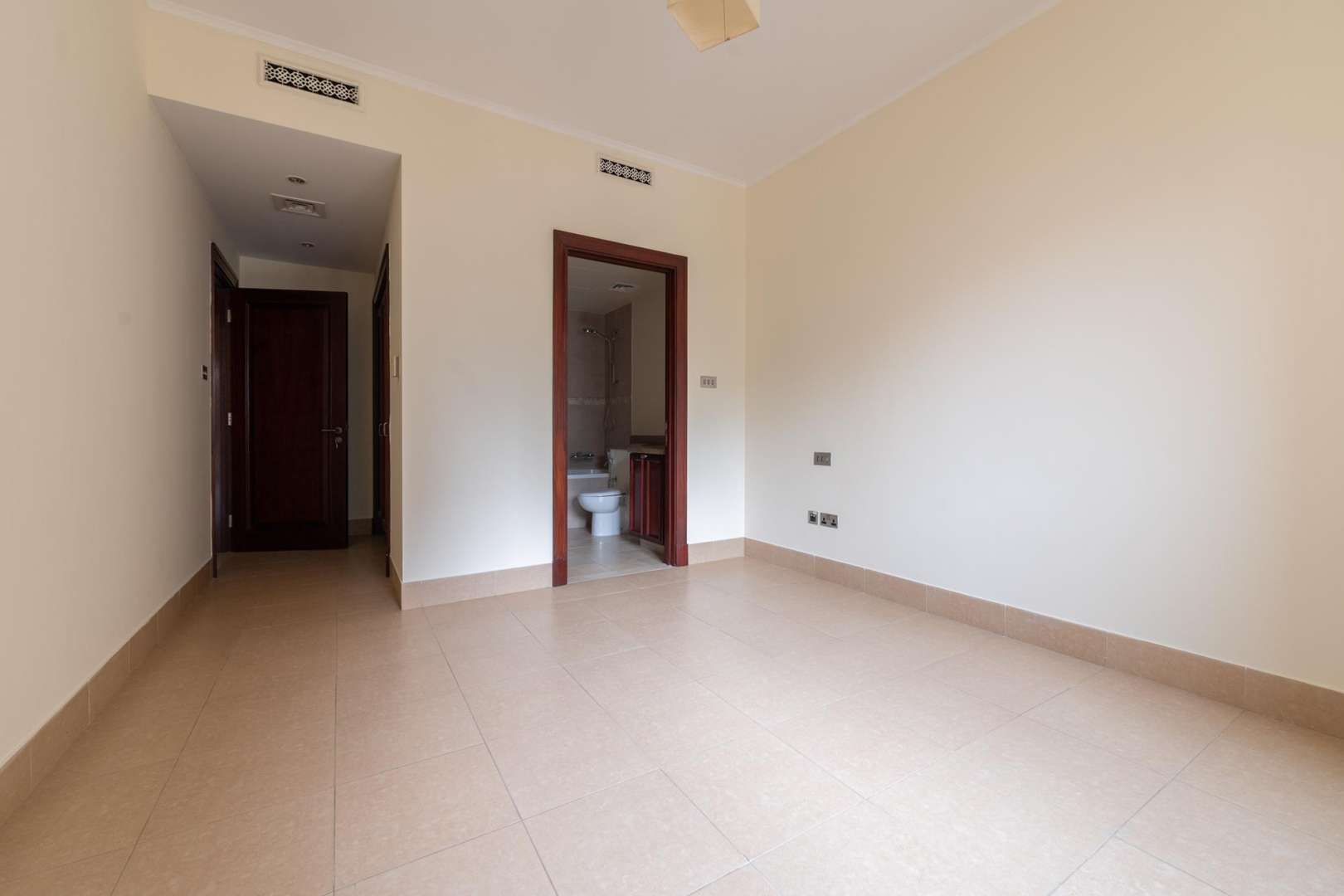 Bright living room in 2-bedroom apartment, Kamoon, Old Town, Downtown Dubai, for rent