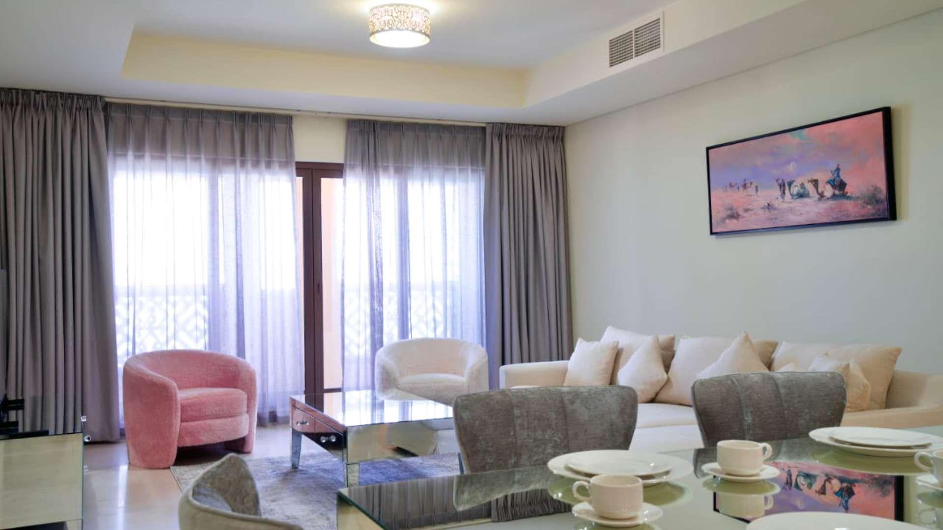 Furnished living and dining area in high-floor Palm Jumeirah apartment for rent, Kingdom of Sheba