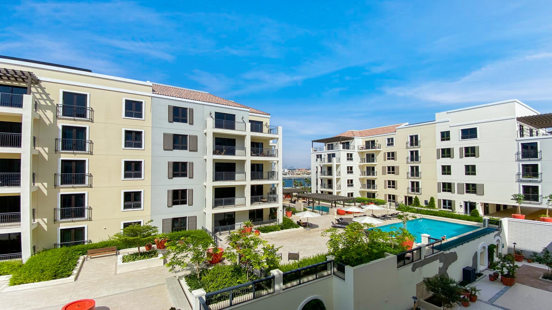 Elegant apartment complex with pool in La Mer, Jumeirah, Dubai. For rent, 2-bedroom