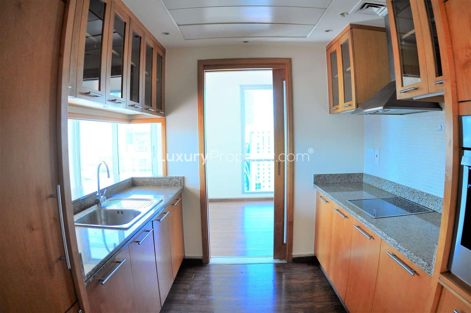 High-floor apartment with floor-to-ceiling windows and stunning Dubai Marina view for rent