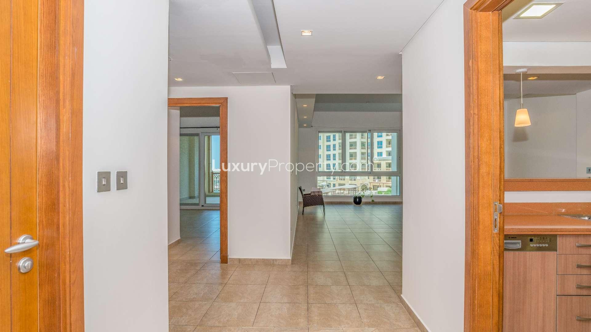 Modern kitchen in spacious 2-bedroom apartment, Marina Residences, Palm Jumeirah for rent