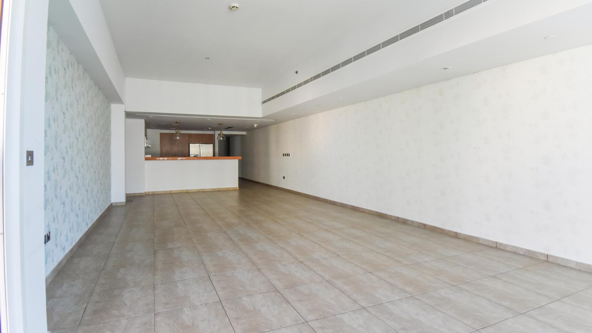 Spacious living area in two-bedroom apartment, Marina Residence, Palm Jumeirah for rent