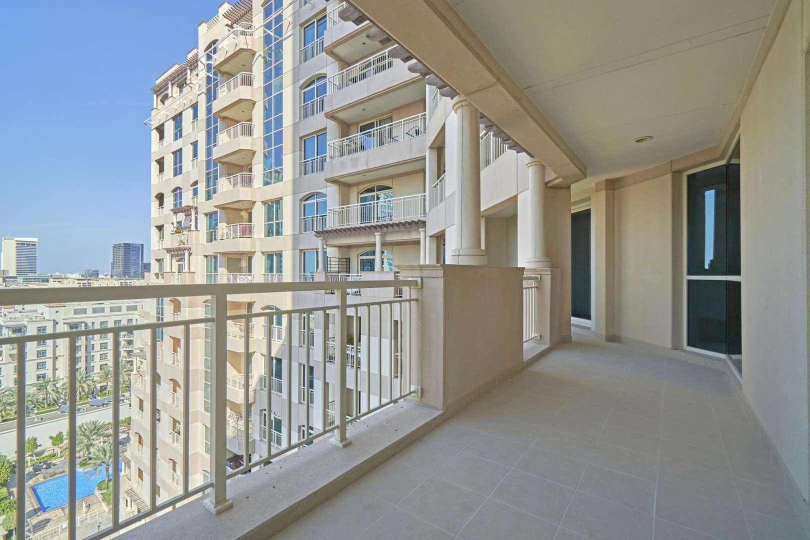 Spacious living room in 2-bedroom apartment for rent, Mosela, The Views with lake view