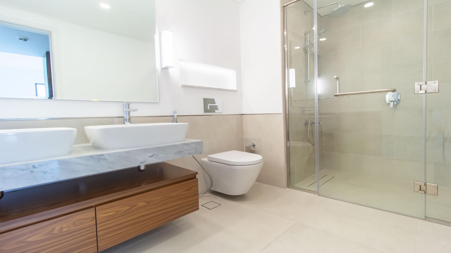 Empty living room in 2-bedroom apartment, Madinat Jumeirah, Dubai, for rent