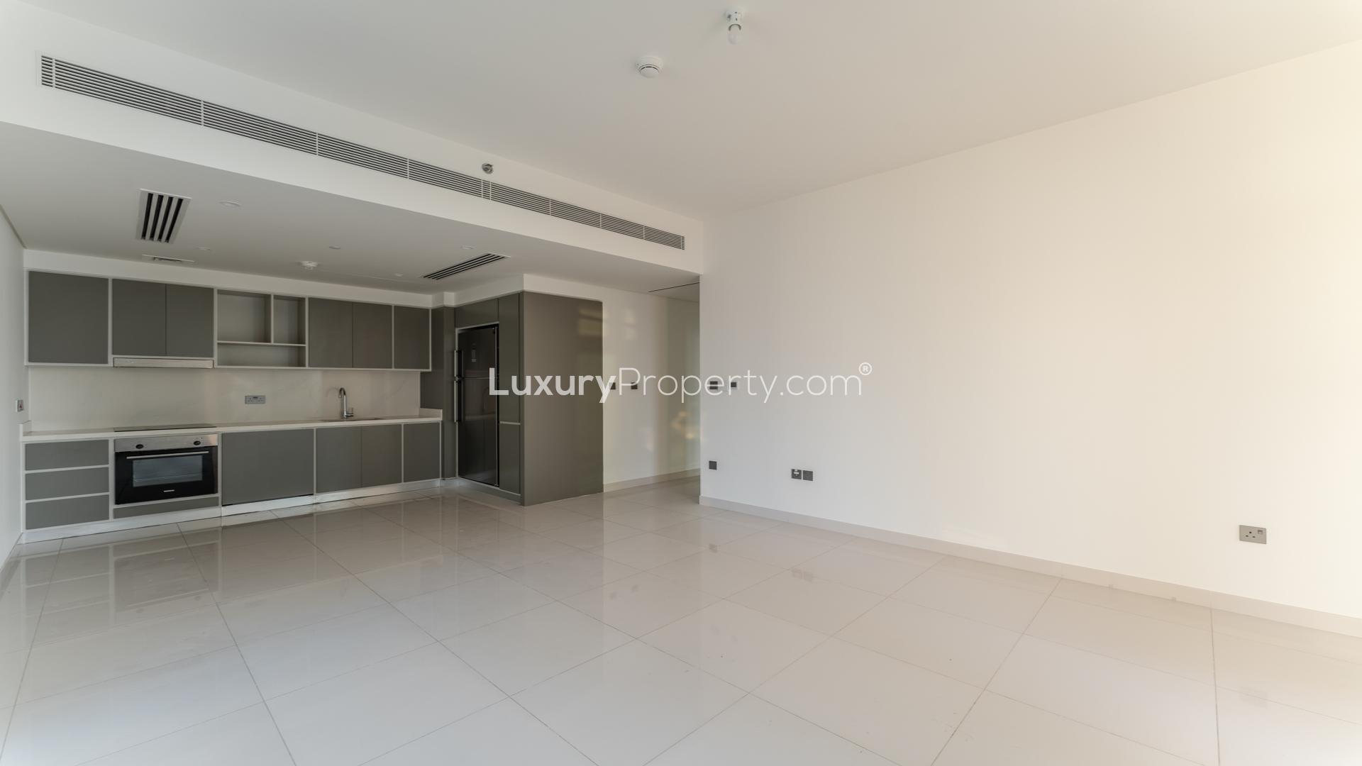 Modern kitchen in 2-bed apartment, Emaar Beachfront, Dubai Harbour, for rent