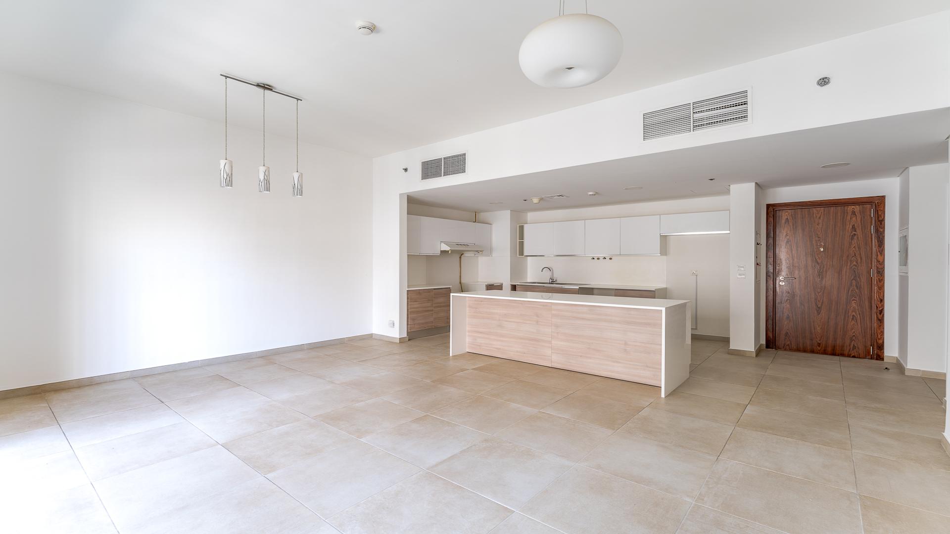 Modern open-plan kitchen in elegant Jumeirah Golf Estates apartment for rent, Al Andalus