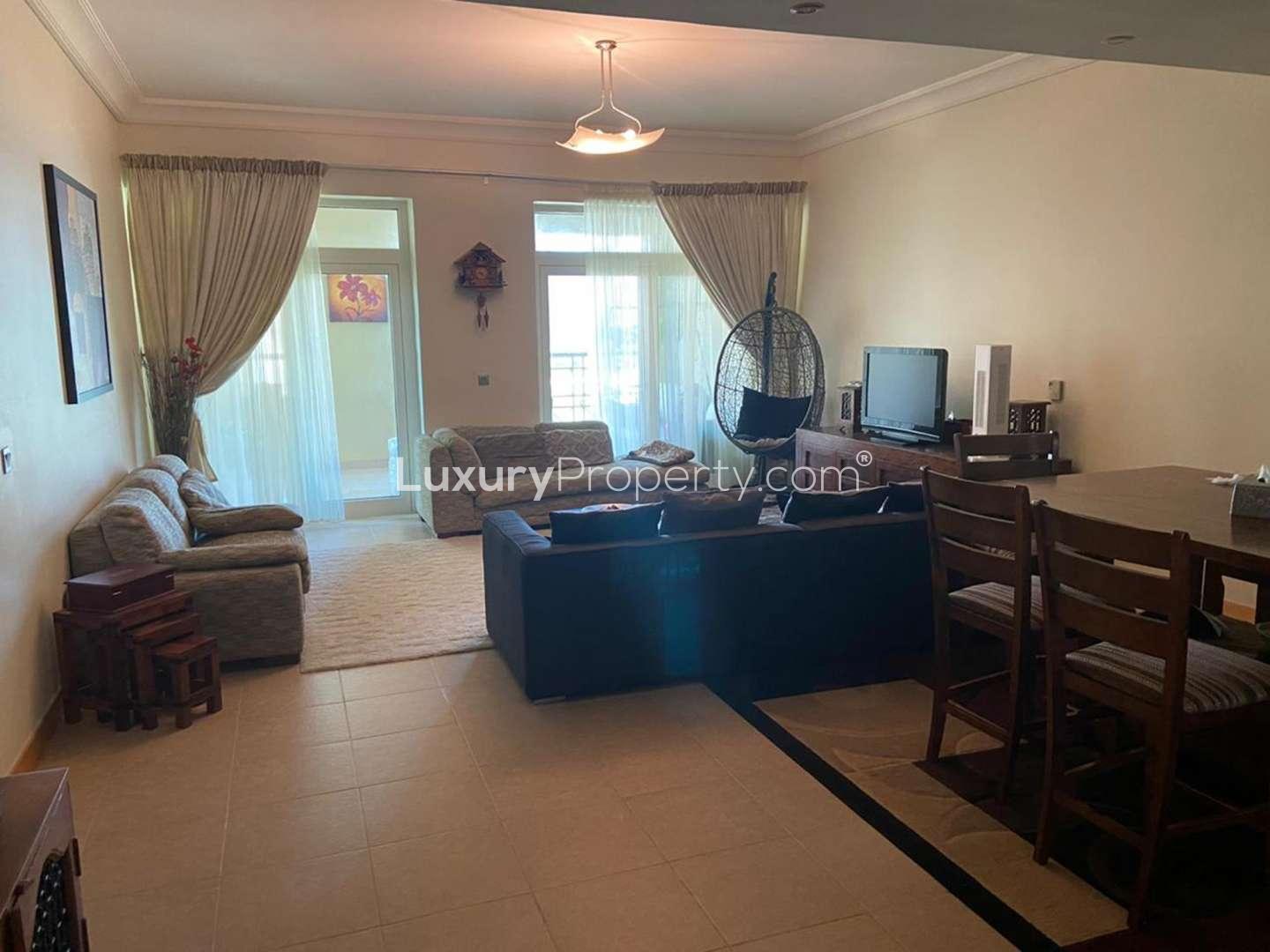 Spacious living room in 2-bedroom Shoreline Residences apartment, Palm Jumeirah, with modern furnishings
