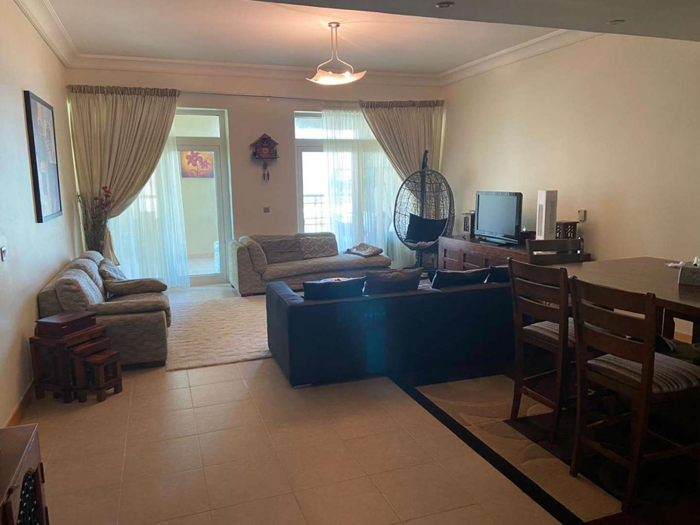 Spacious living room in 2-bedroom Shoreline Residences apartment, Palm Jumeirah, with modern furnishings