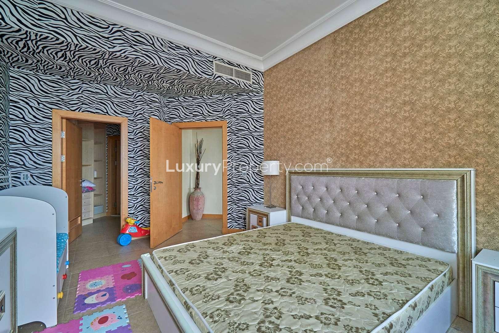 Spacious living room with marina view in Shoreline Residences apartment, Palm Jumeirah