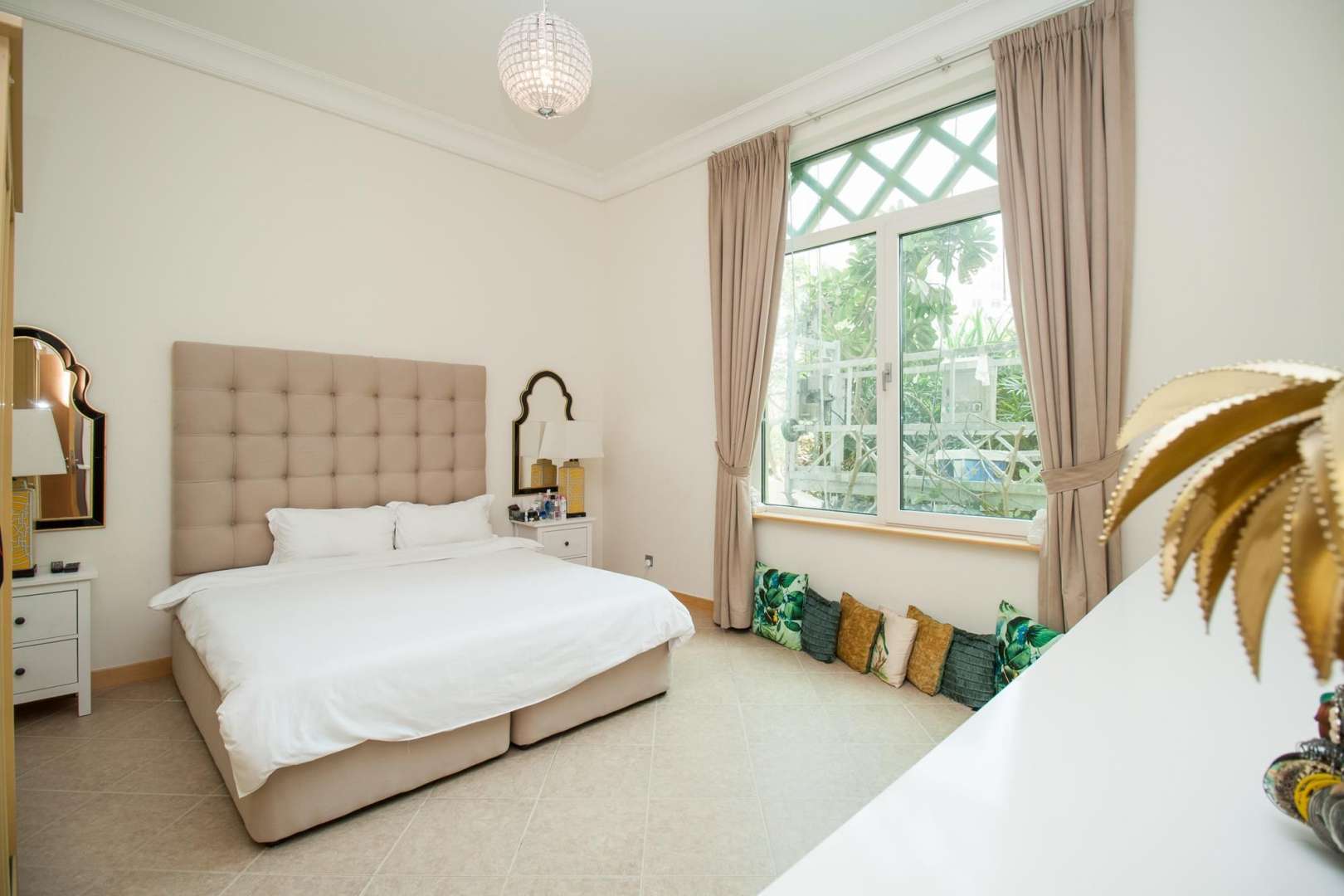 Elegant living room in Shoreline Residences apartment, Palm Jumeirah, featuring modern decor and furnishings