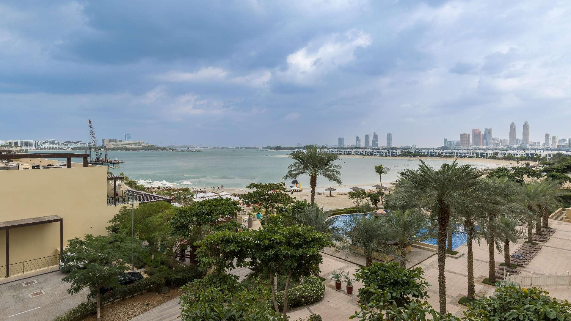 Furnished balcony with sea view in Shoreline Apartment, Palm Jumeirah, Dubai, available for rent