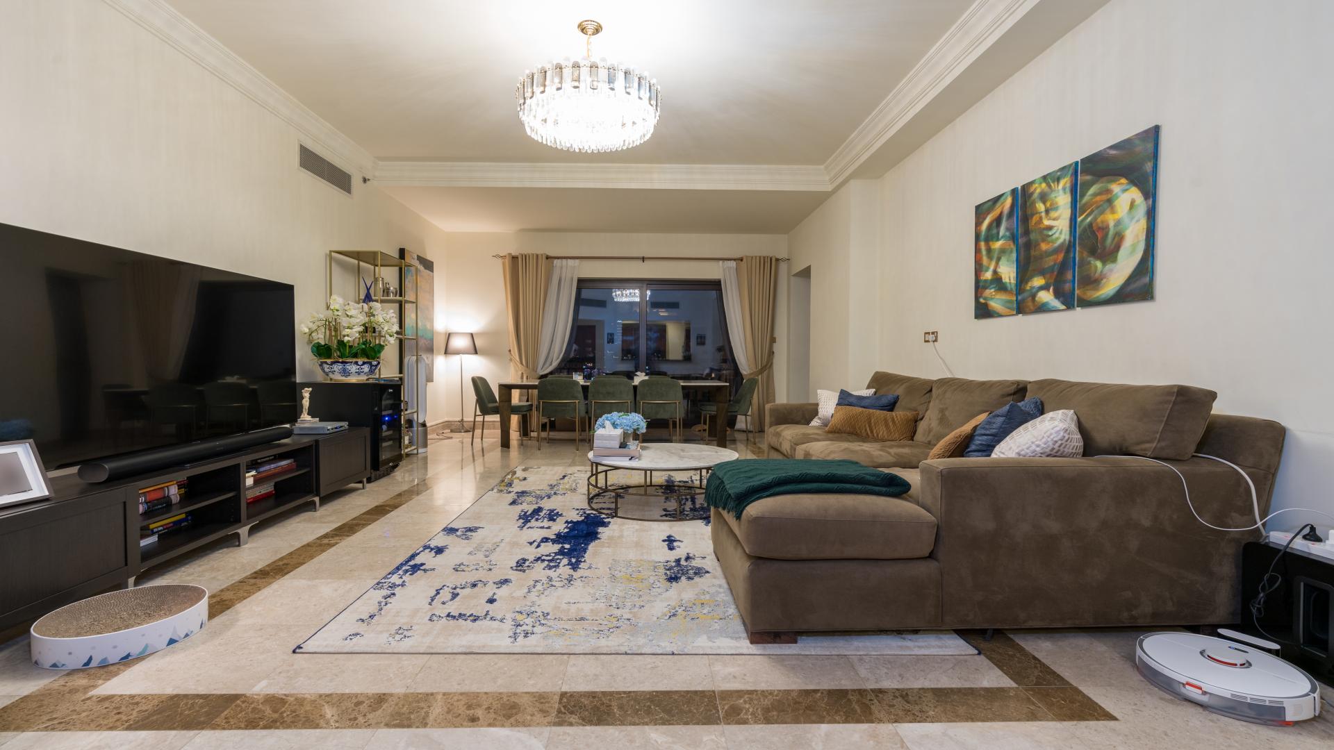 Mid-floor 2-bedroom apartment living room in Fairmont Palm Residences, Palm Jumeirah for rent