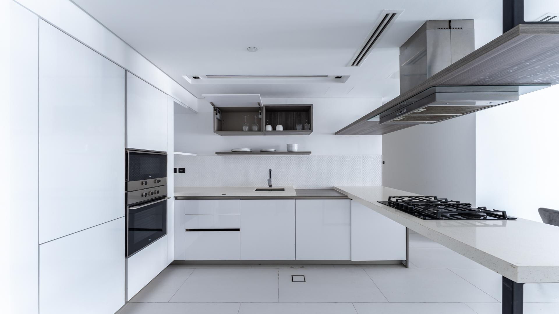 Rooftop infinity pool with skyline view, Soho Palm Jumeirah apartment for rent